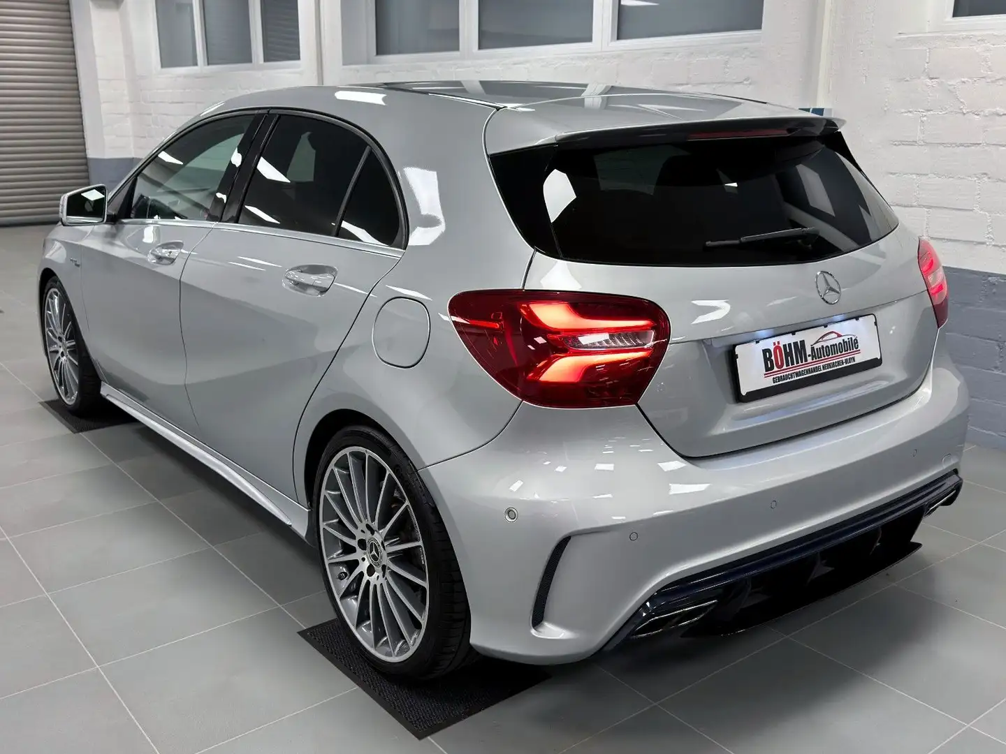 Mercedes-Benz A 45 AMG 4Matic *Panorama *LED *Navi *Kamera Stříbrná - 2