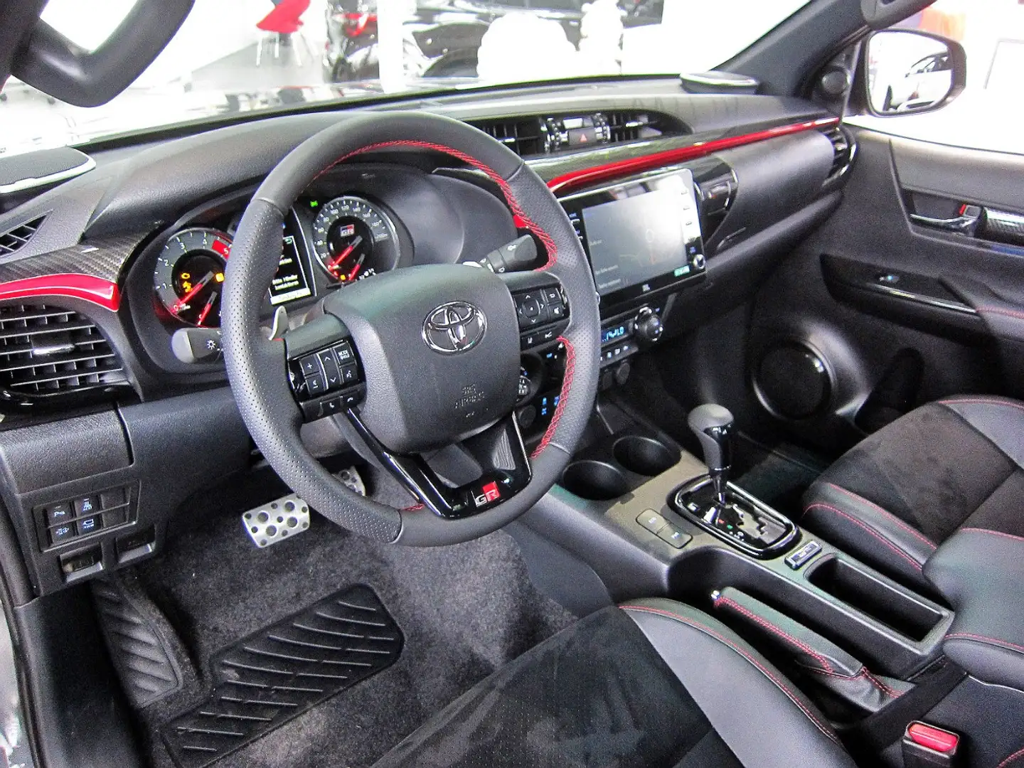 Toyota Hilux 2.8 D-4D Double Cab GR Sport Hardtop inkl. Bílá - 1