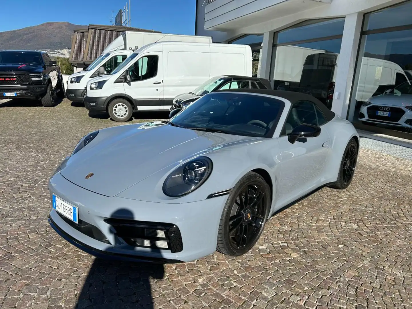 Porsche 911 Carrera 4 GTS Cabriolet Grigio - 2