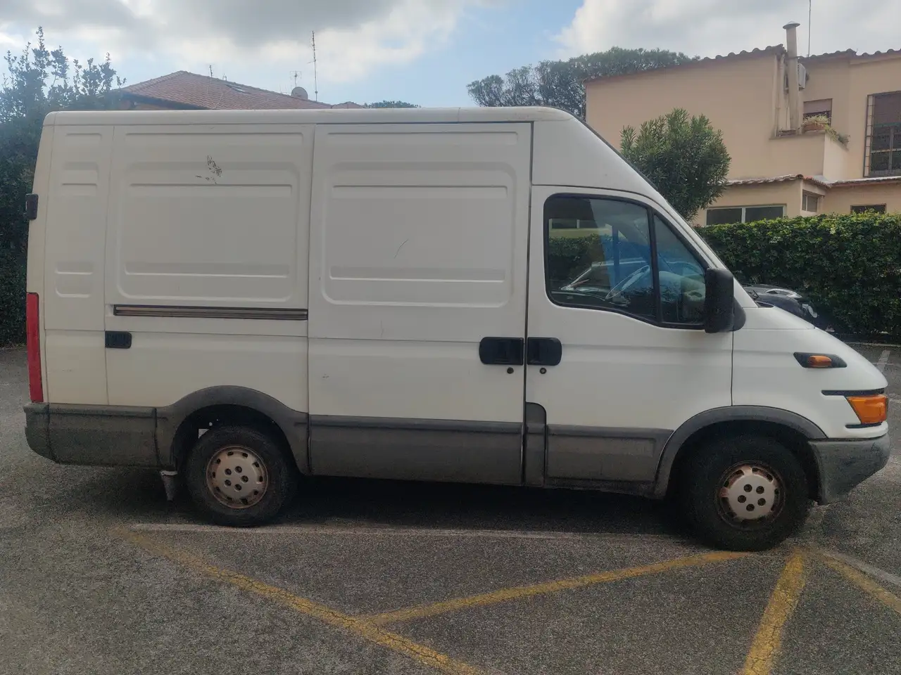 Iveco Daily Furgone passo medio tetto alto, foto 1