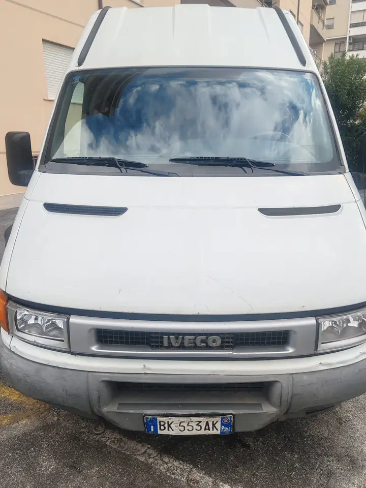 Iveco Daily Furgone passo medio tetto alto, foto 2