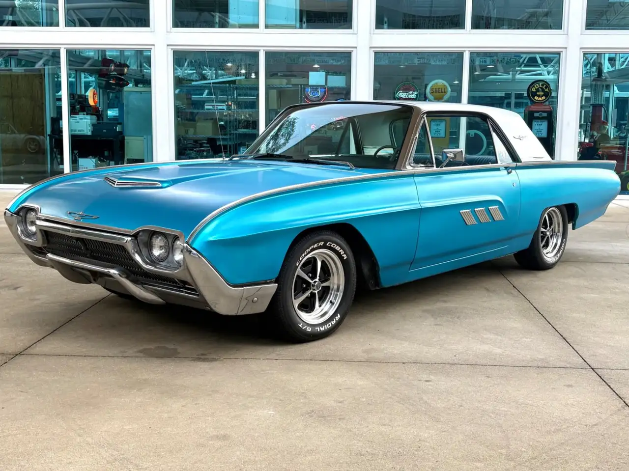 Ford Thunderbird Base, foto 2