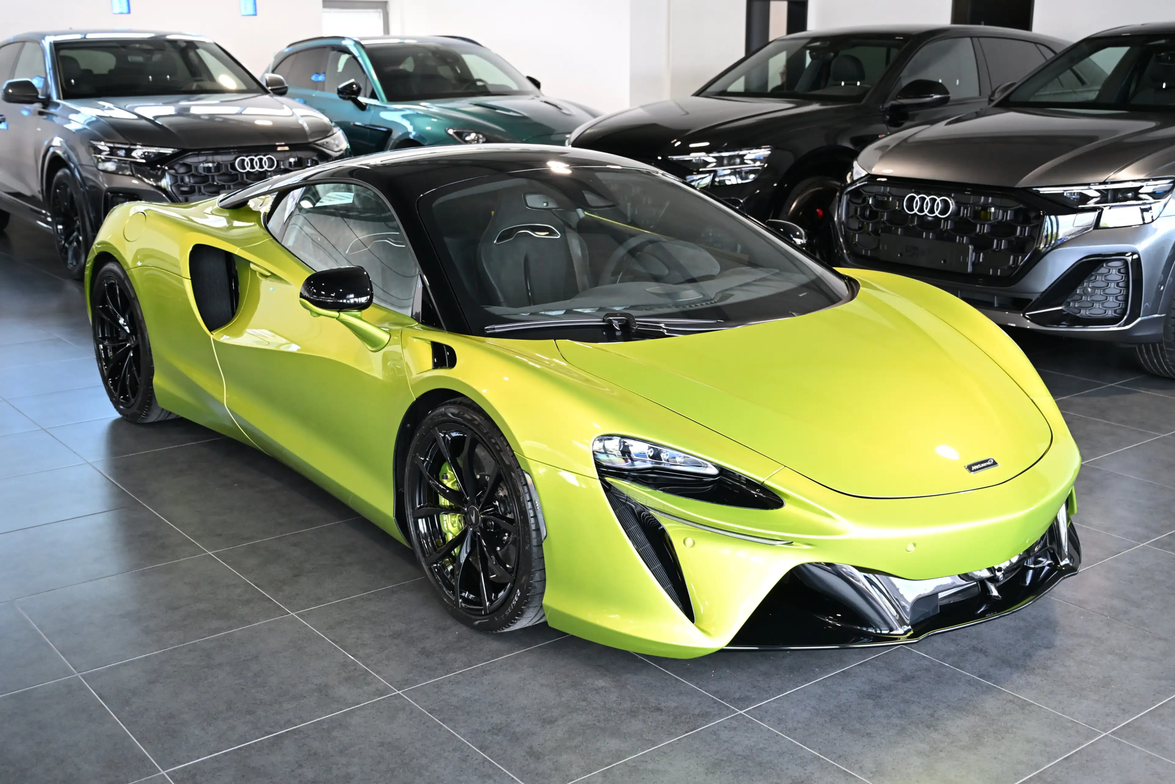 McLaren Artura Coupe Elite Flux Green Technology Lift — photo 2