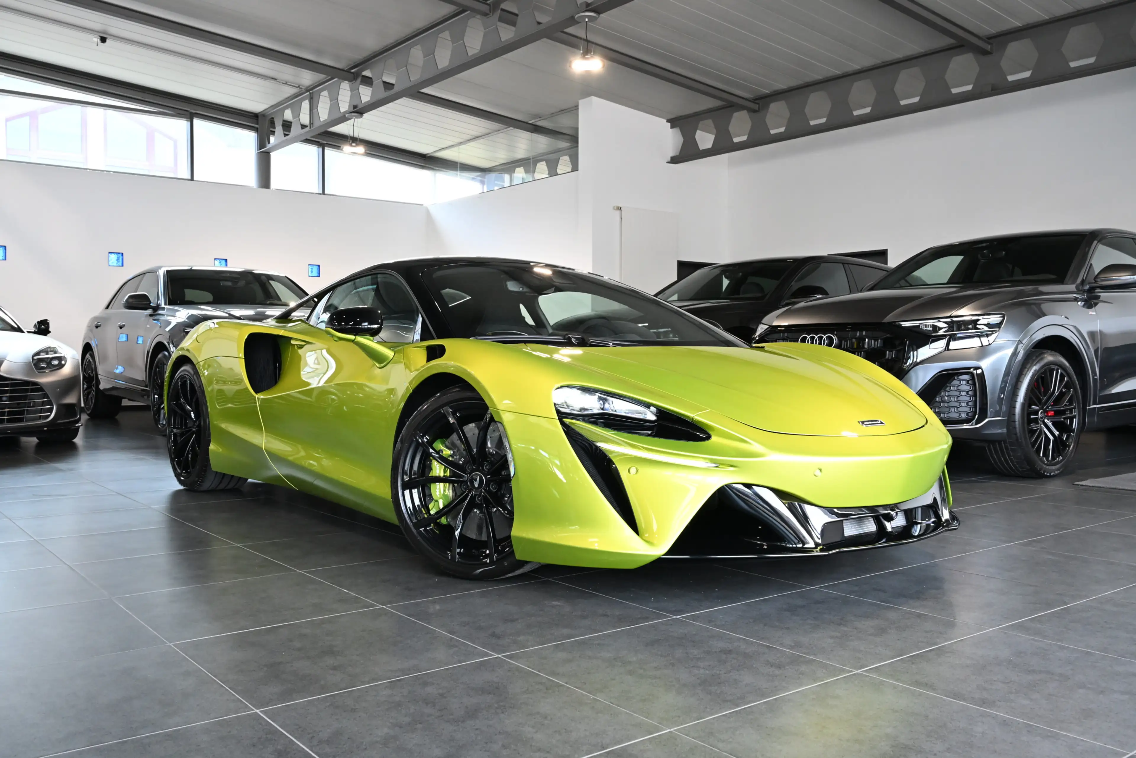 McLaren Artura Coupe Elite Flux Green Technology Lift