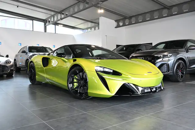 McLaren Artura Coupe Elite Flux Green Technology Lift