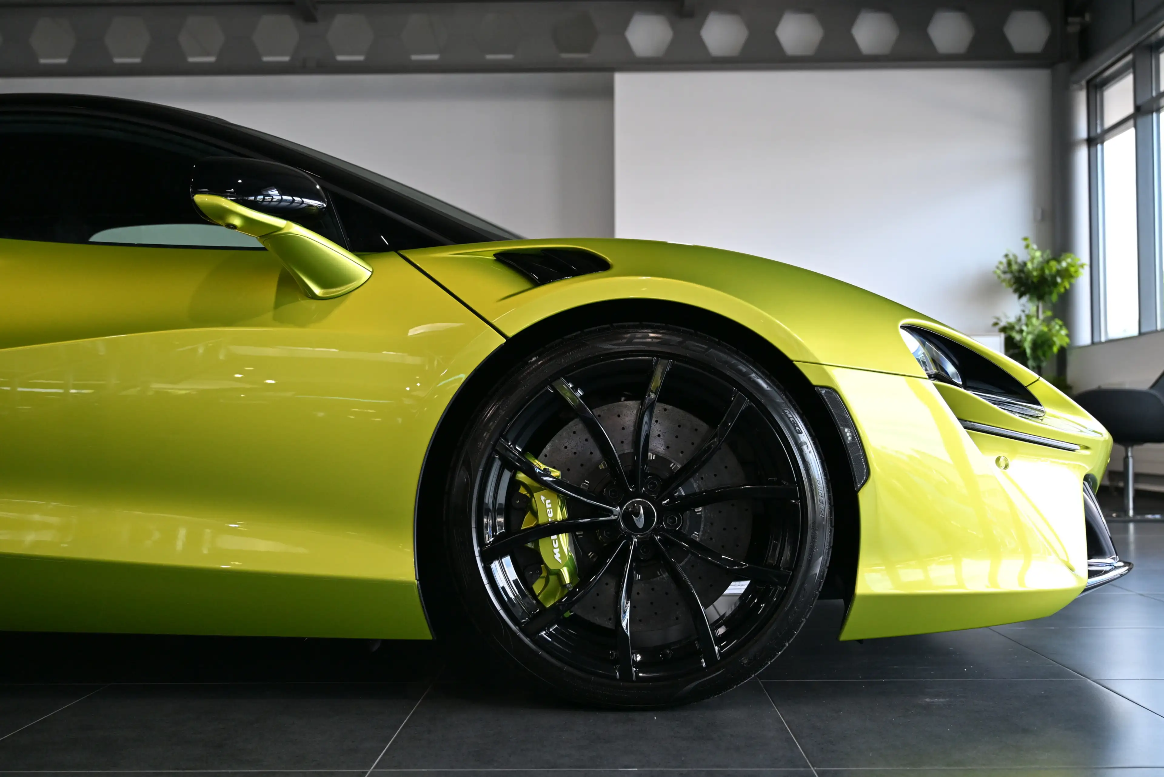 McLaren Artura Coupe Elite Flux Green Technology Lift — photo 11