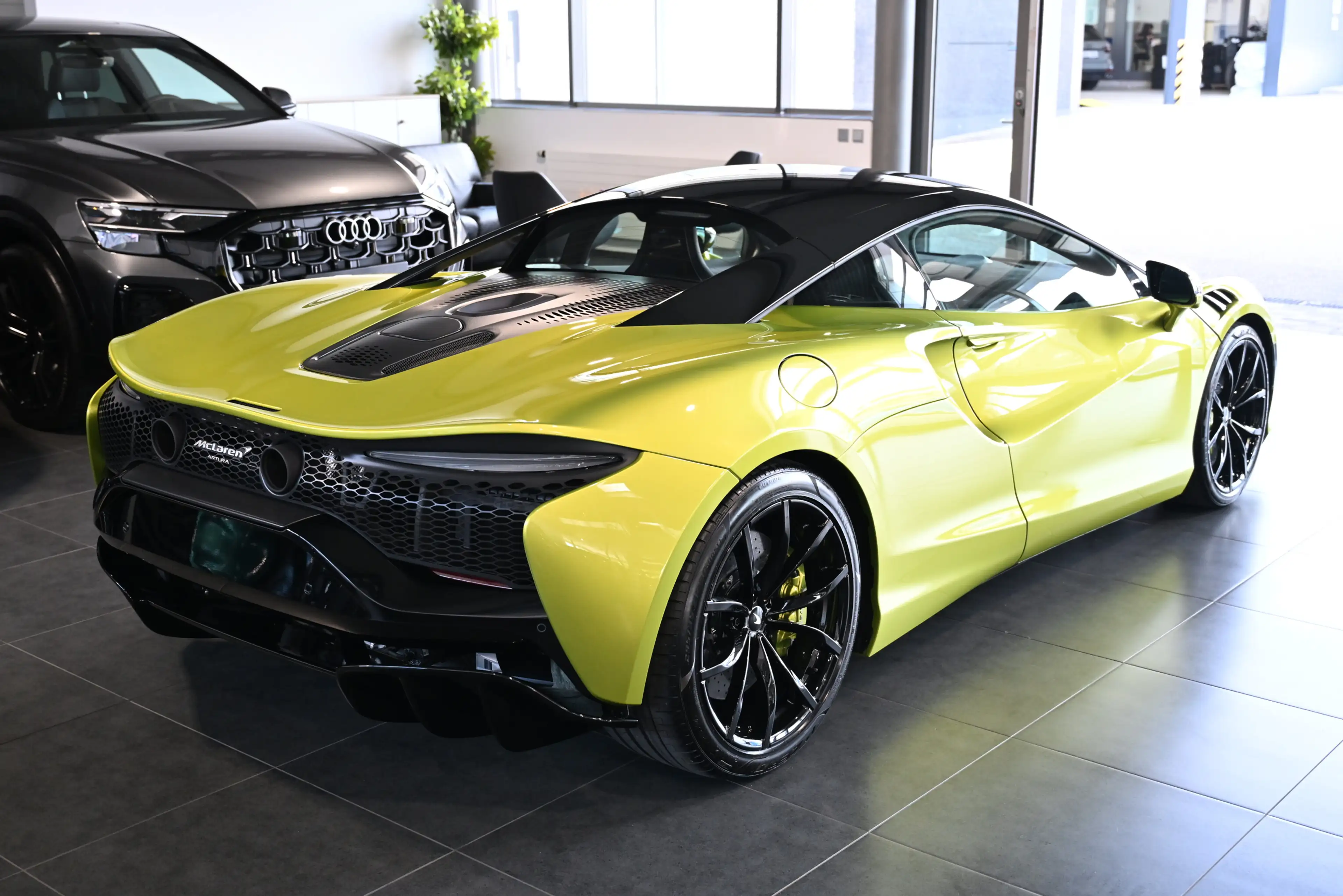 McLaren Artura Coupe Elite Flux Green Technology Lift — photo 12