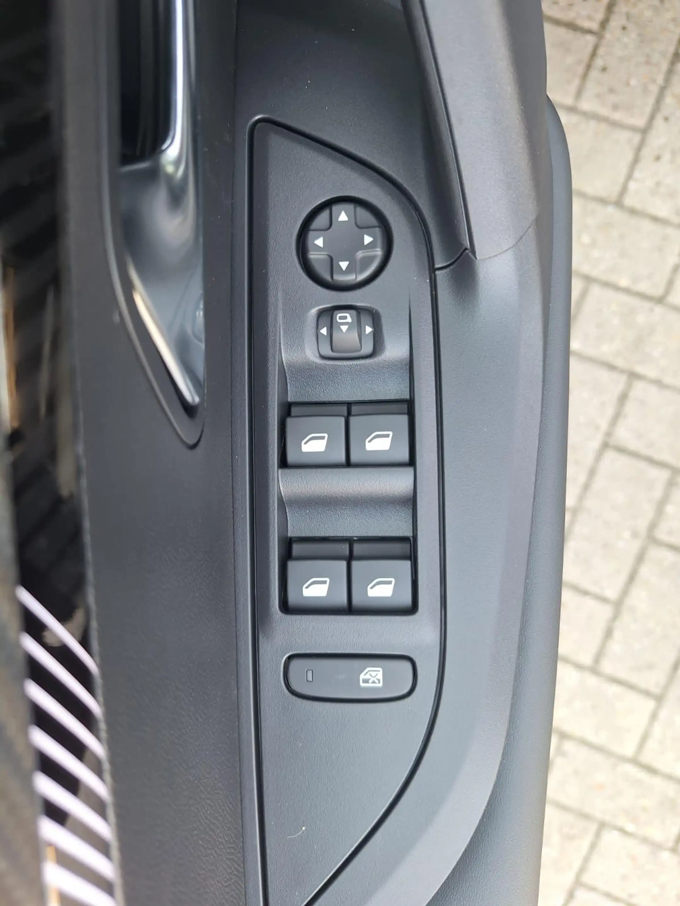 Peugeot e-2008 EV Allure Avantage 54 kWh — photo 9