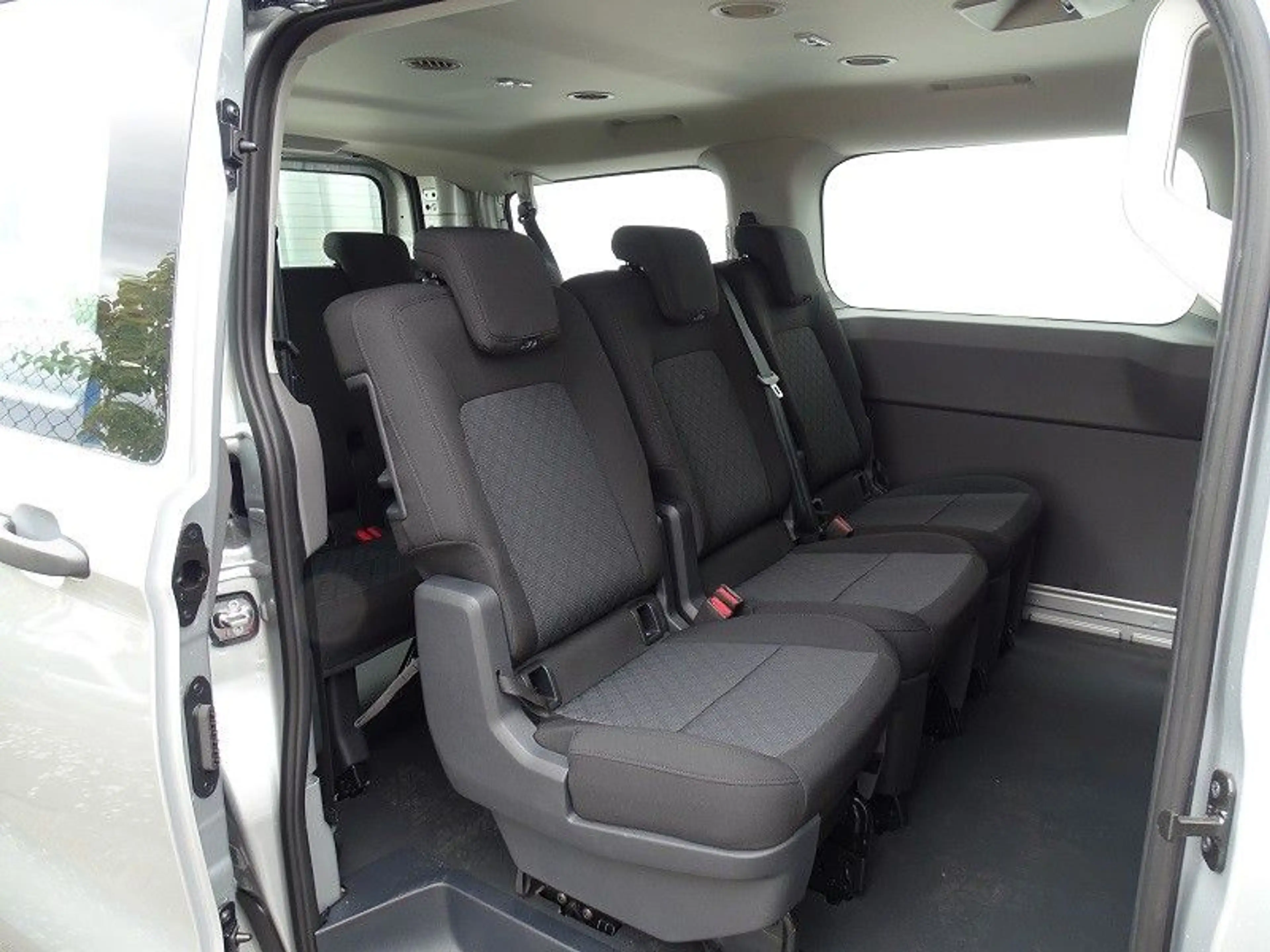 Volkswagen T7 Kombi 2.0 TDI Autom. KR - LED / AHZV — photo 11