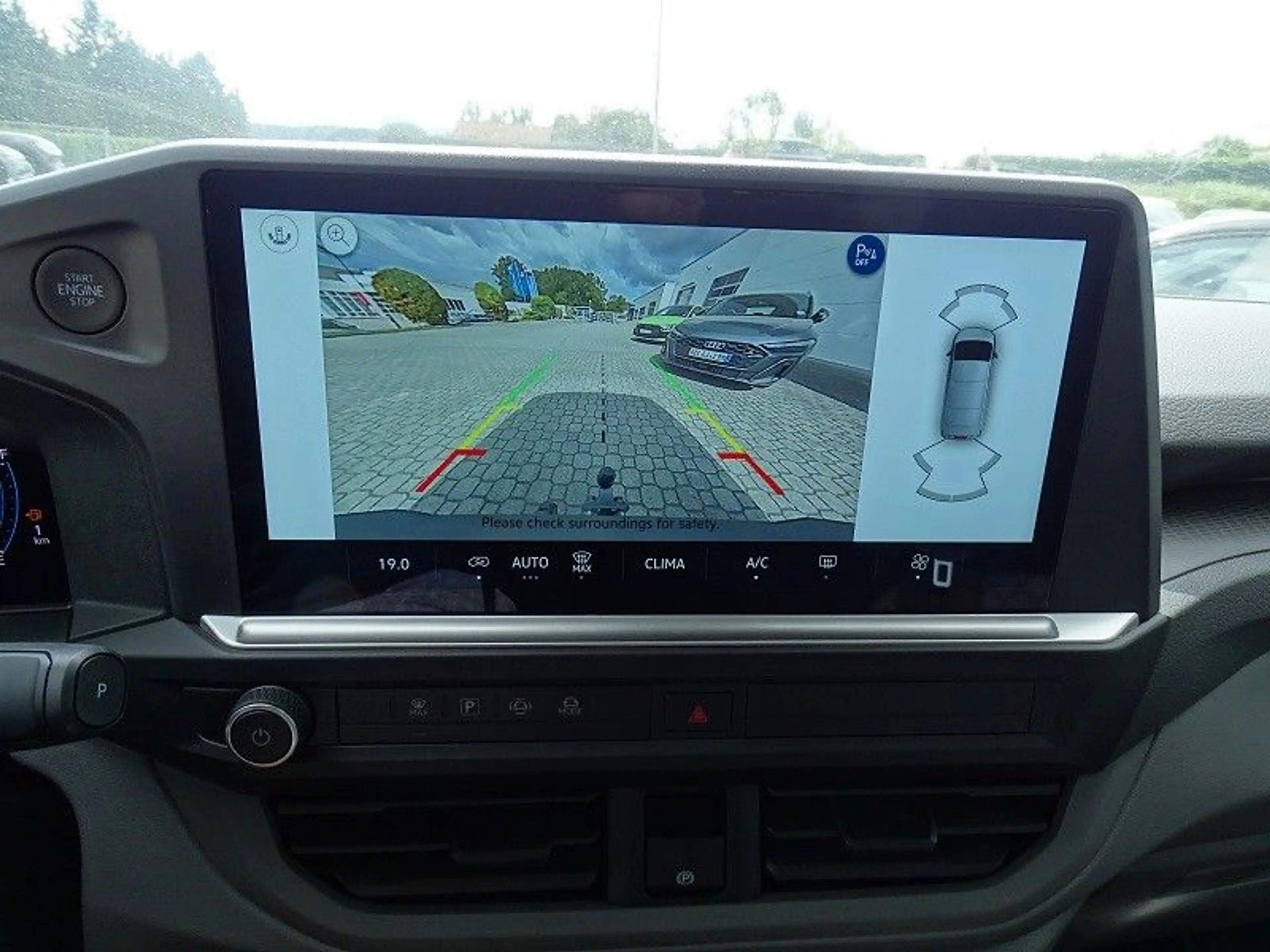 Volkswagen T7 Kombi 2.0 TDI Autom. KR - LED / AHZV — photo 13