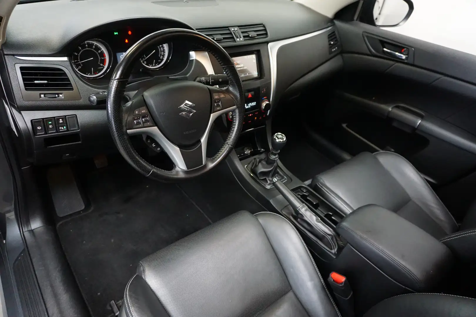 Suzuki Kizashi 2.4 Sport NL AUTO! 180 PK! LEER DAK NAV CLIMA XENO Grau - 2