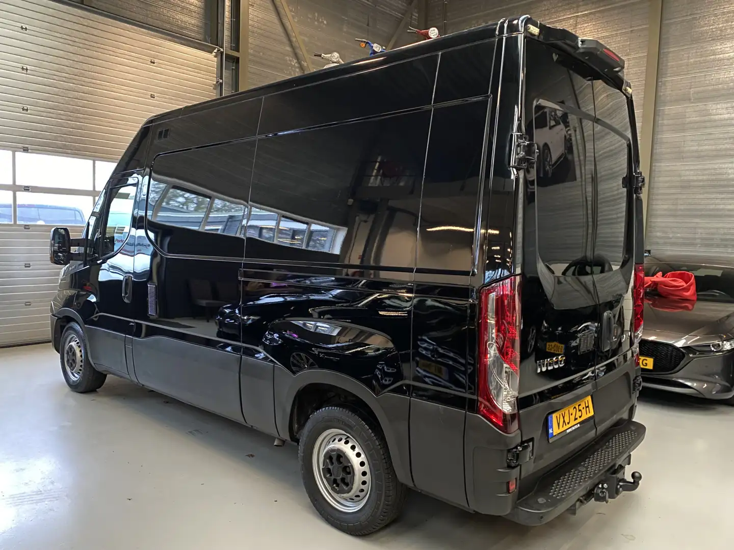 Iveco Daily 35S16V 2.3 352 H3 L Airco, Cruise, trekhaak 3500 k Zwart - 2