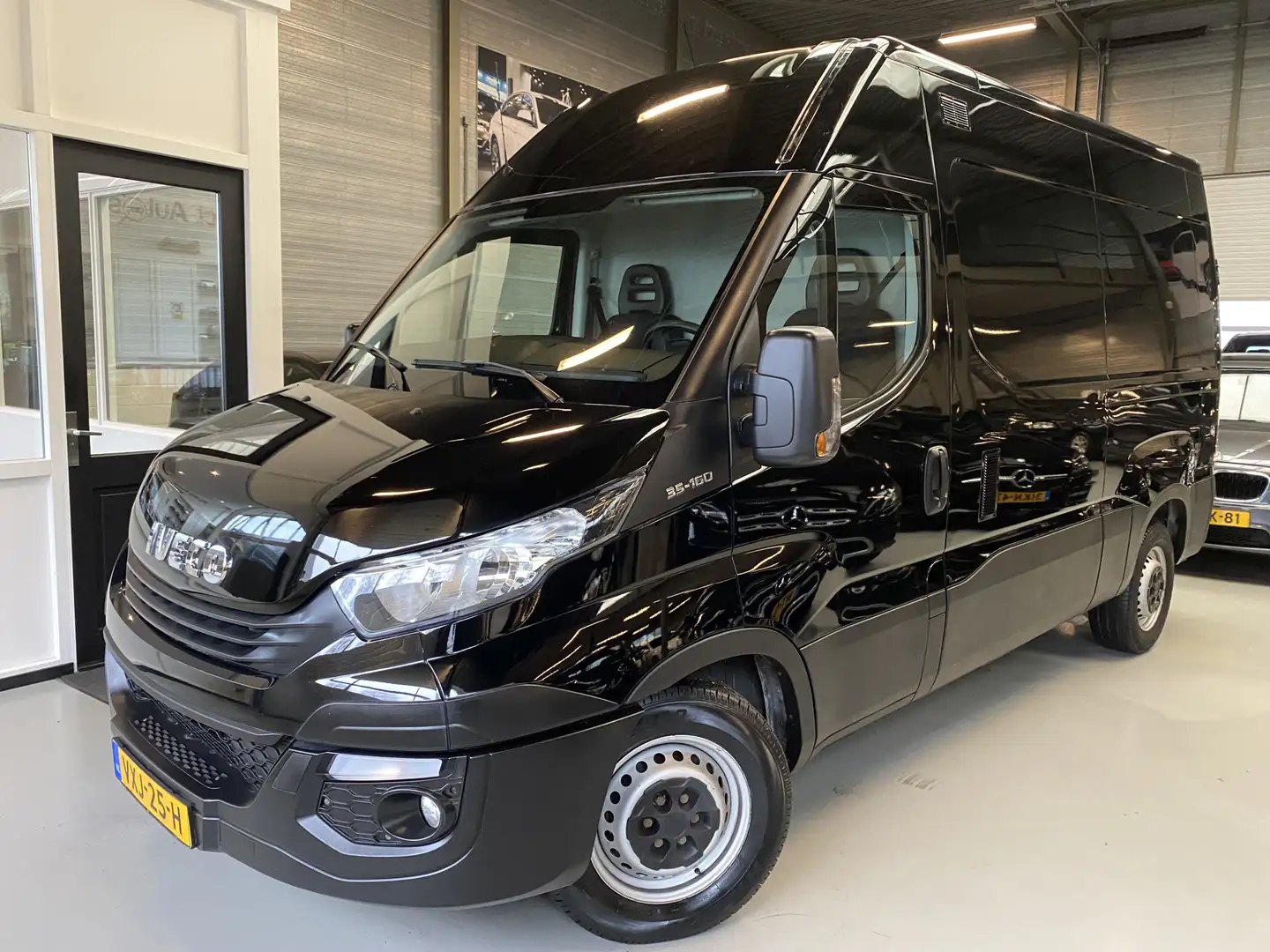 Iveco Daily 35S16V 2.3 352 H3 L Airco, Cruise, trekhaak 3500 k Zwart - 1