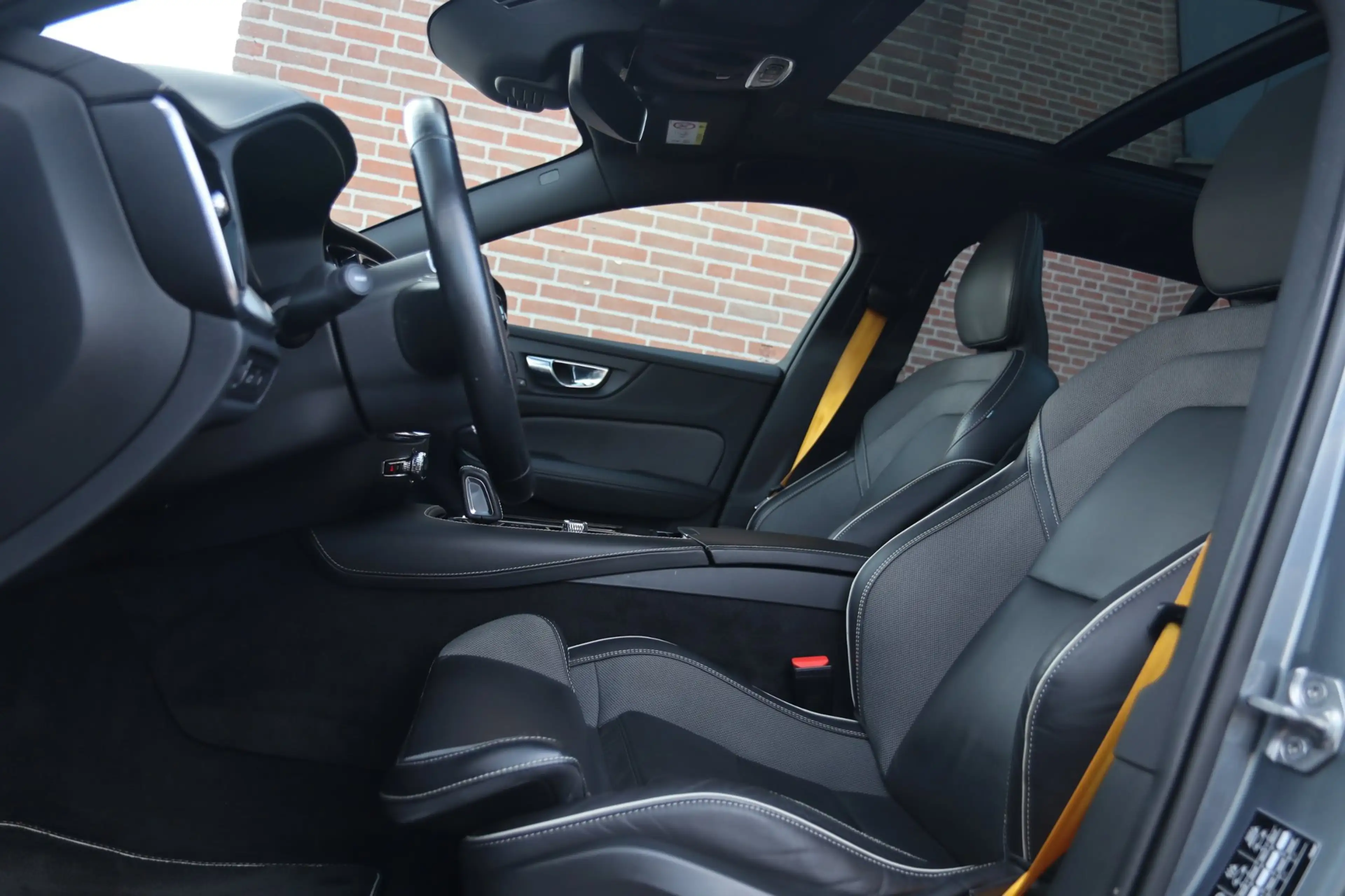 Volvo V60 2.0 T8 AWD Polestar Engineered / PANODAK / B&W / 1 — photo 6