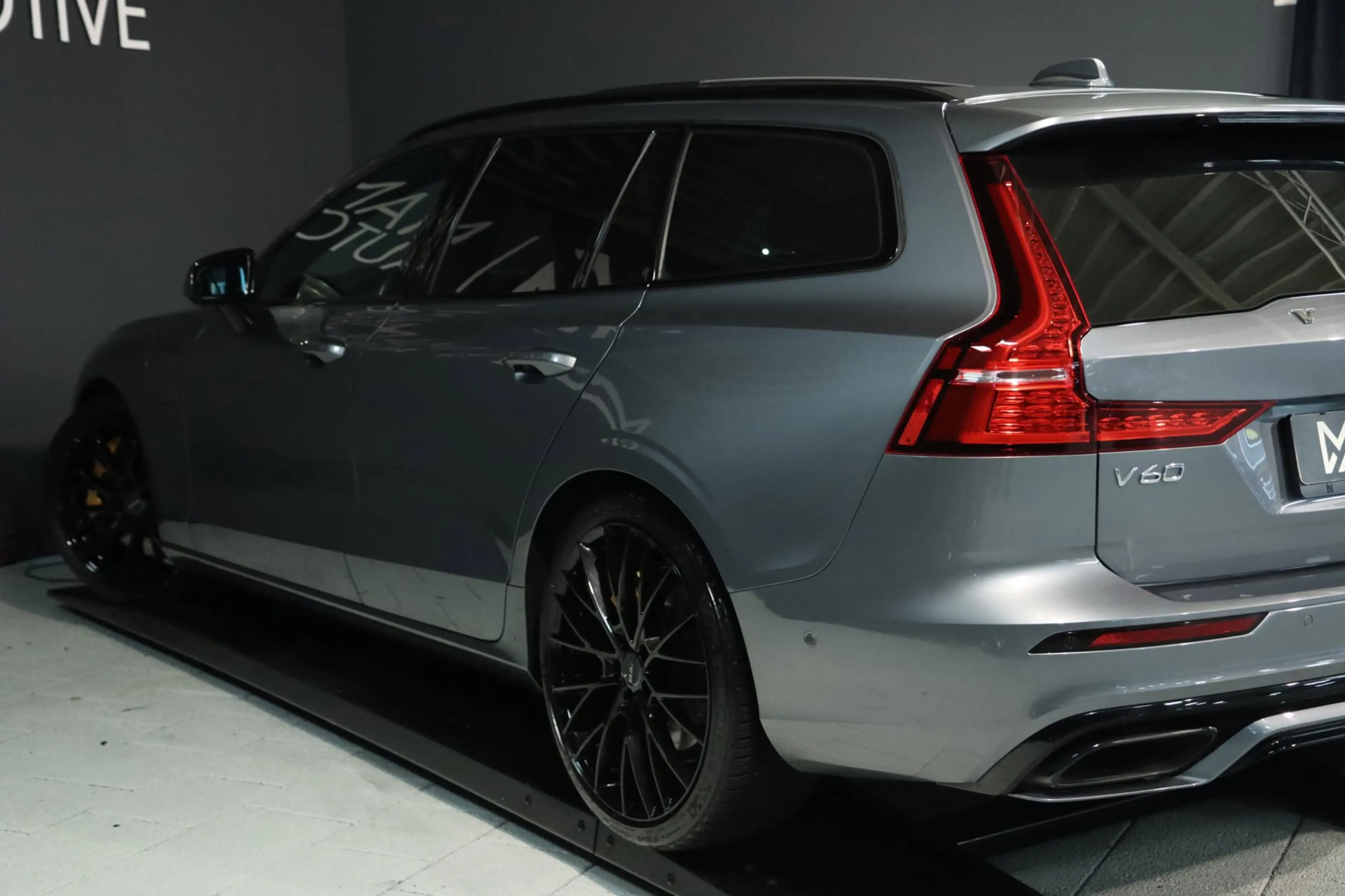 Volvo V60 2.0 T8 AWD Polestar Engineered / PANODAK / B&W / 1 — photo 11