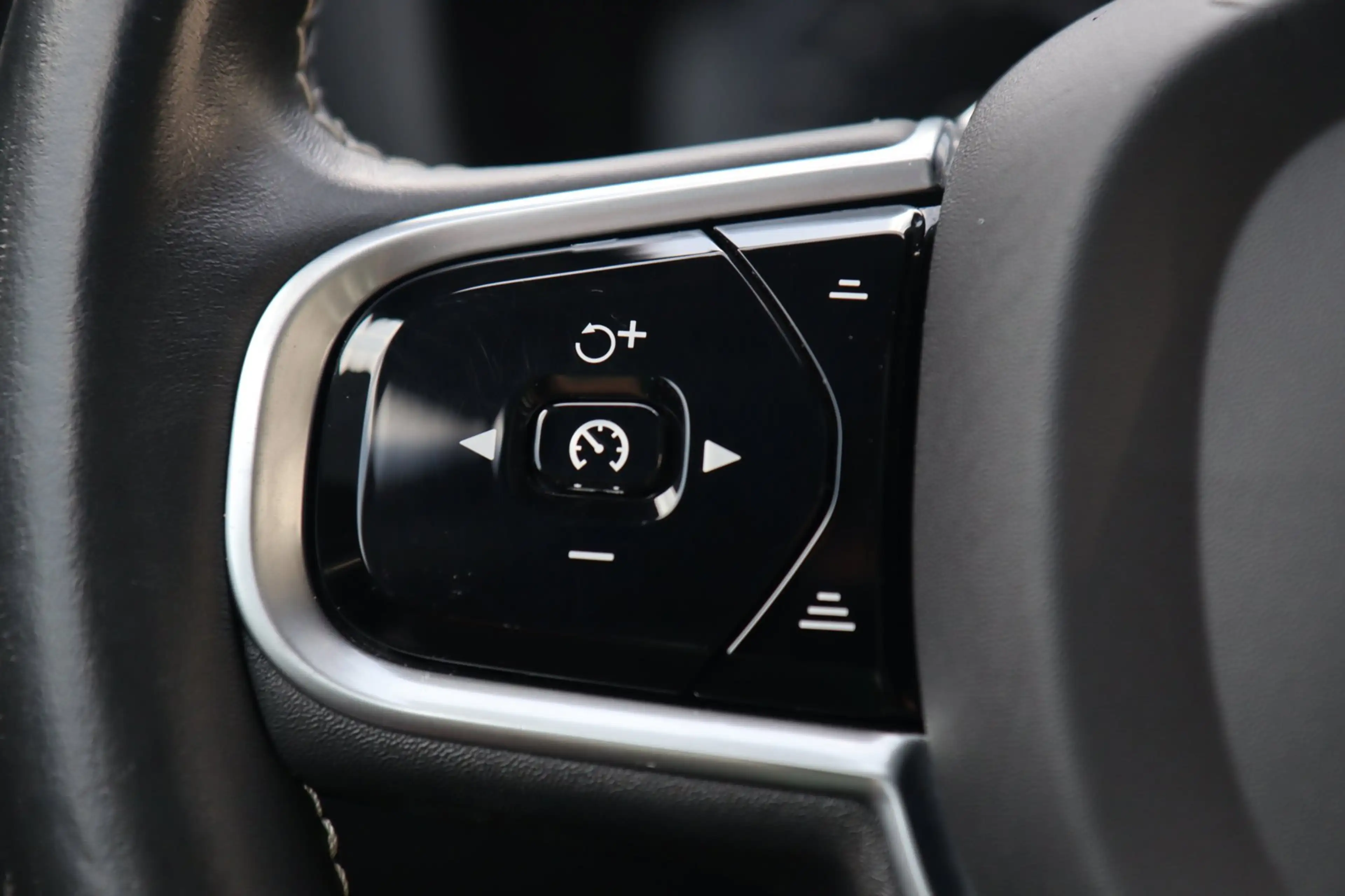 Volvo V60 2.0 T8 AWD Polestar Engineered / PANODAK / B&W / 1 — photo 13