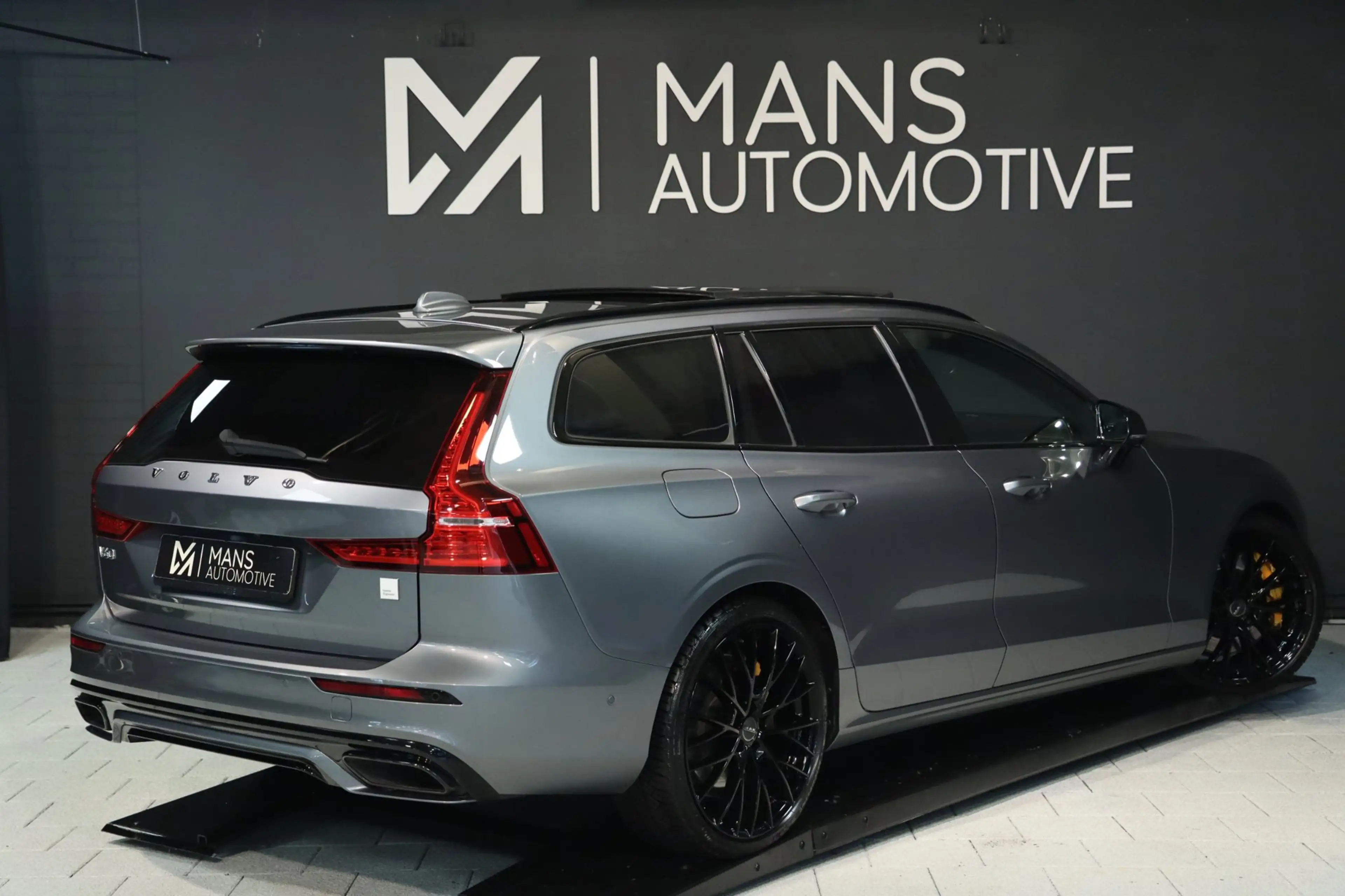 Volvo V60 2.0 T8 AWD Polestar Engineered / PANODAK / B&W / 1 — photo 2