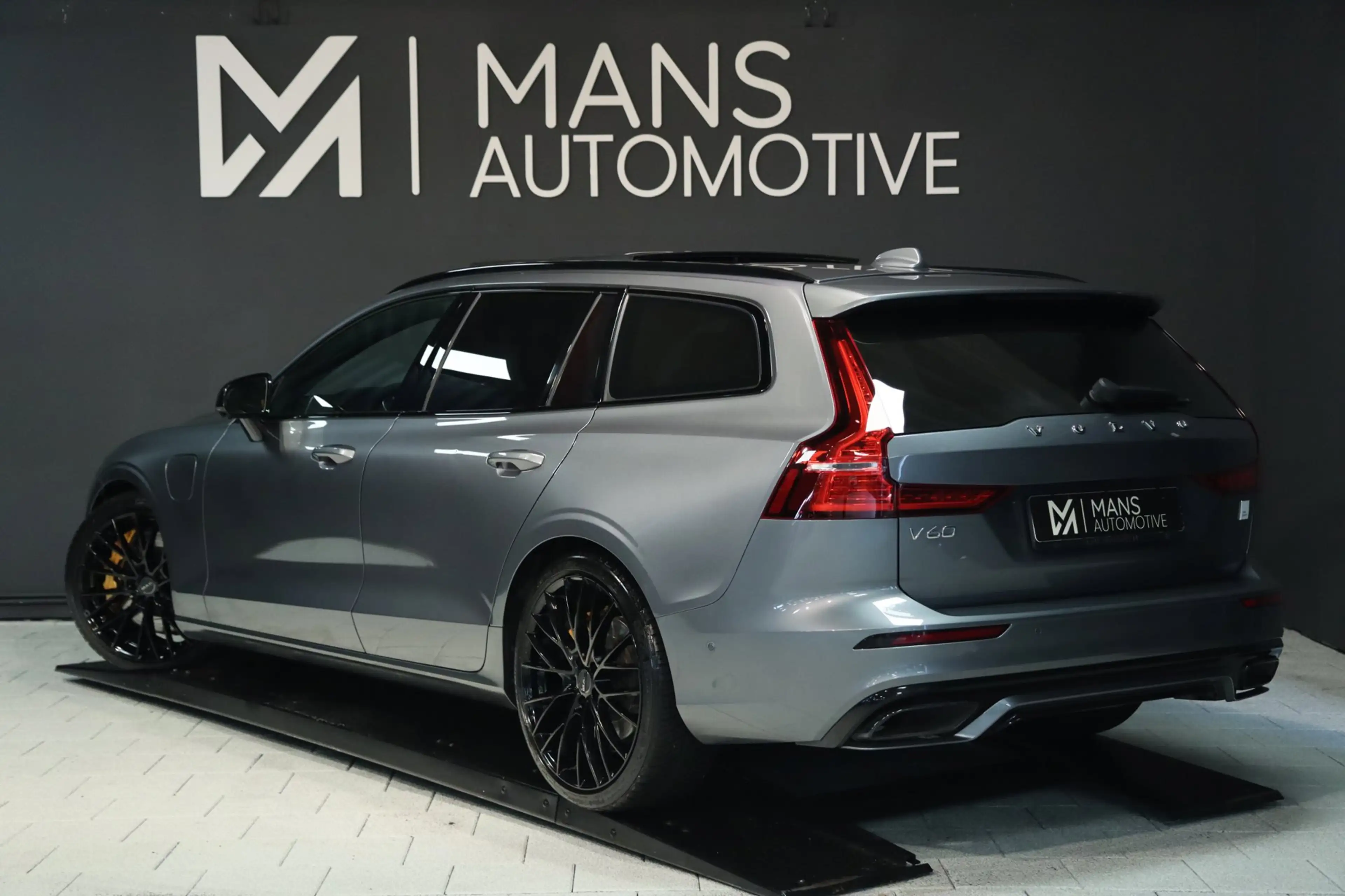 Volvo V60 2.0 T8 AWD Polestar Engineered / PANODAK / B&W / 1 — photo 3