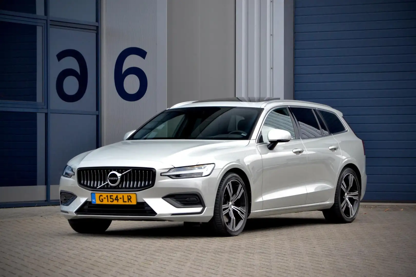 Volvo V60 2.0 T5 Inscription / Pano / Leder / Adapt. Cruise Grijs - 1