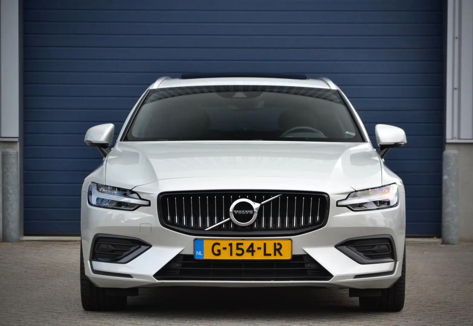 Volvo V60 2.0 T5 Inscription / Pano / Leder / Adapt. Cruise Grijs - 2