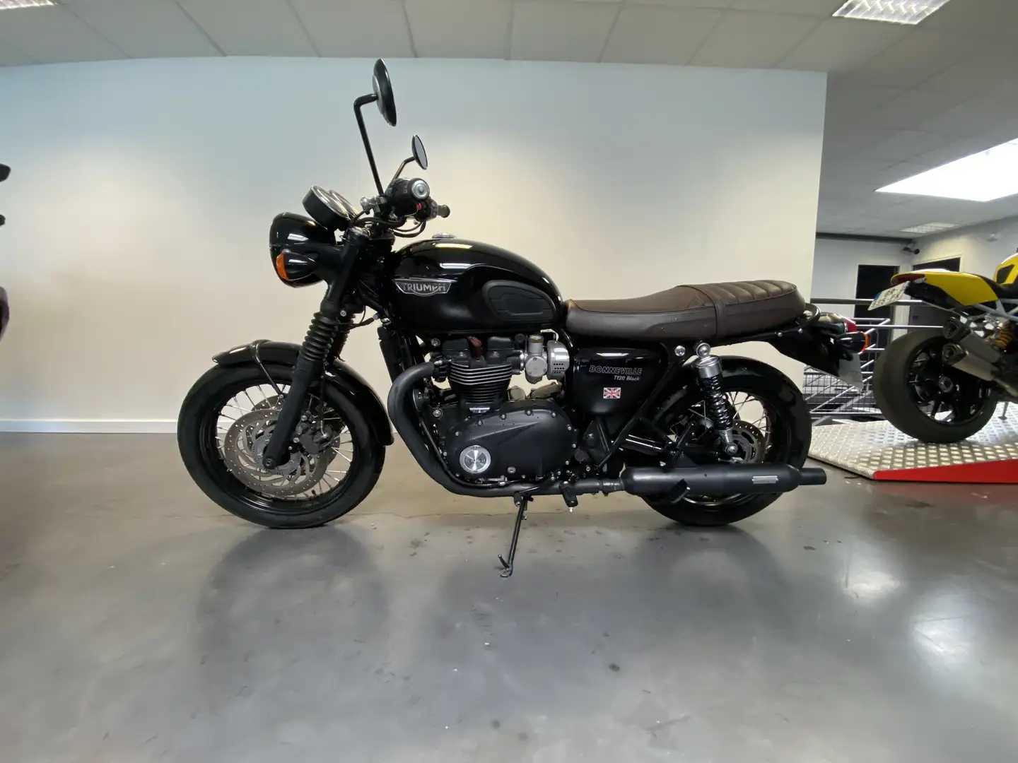 Triumph Bonneville T120 - 1