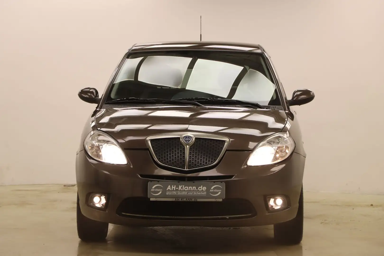 Lancia Ypsilon Versus 1.4 95PS Platino Klima USB MFL Braun - 2