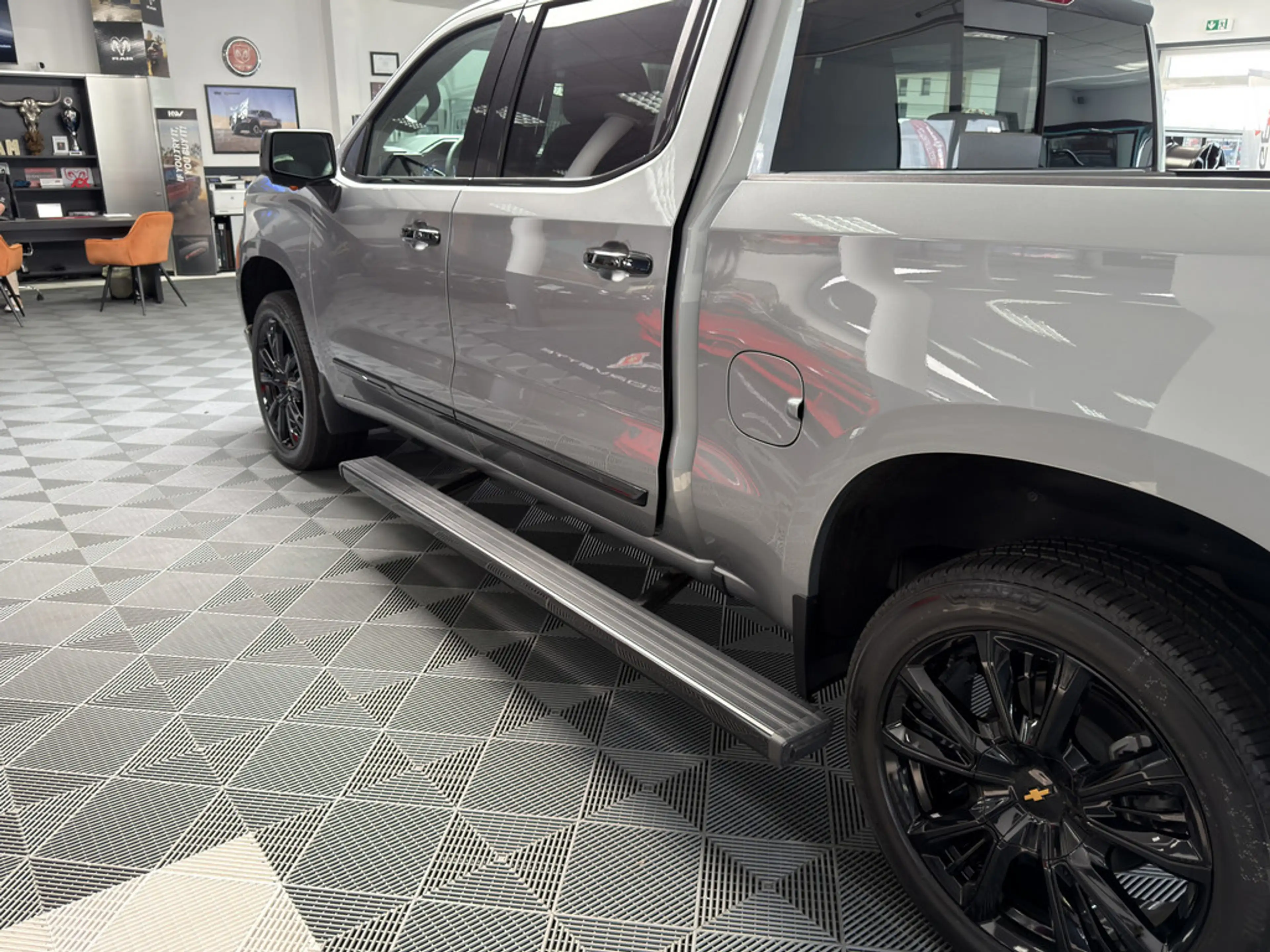 Chevrolet Silverado High Country Midnight Edition BLACK 6.2l V8 — photo 12