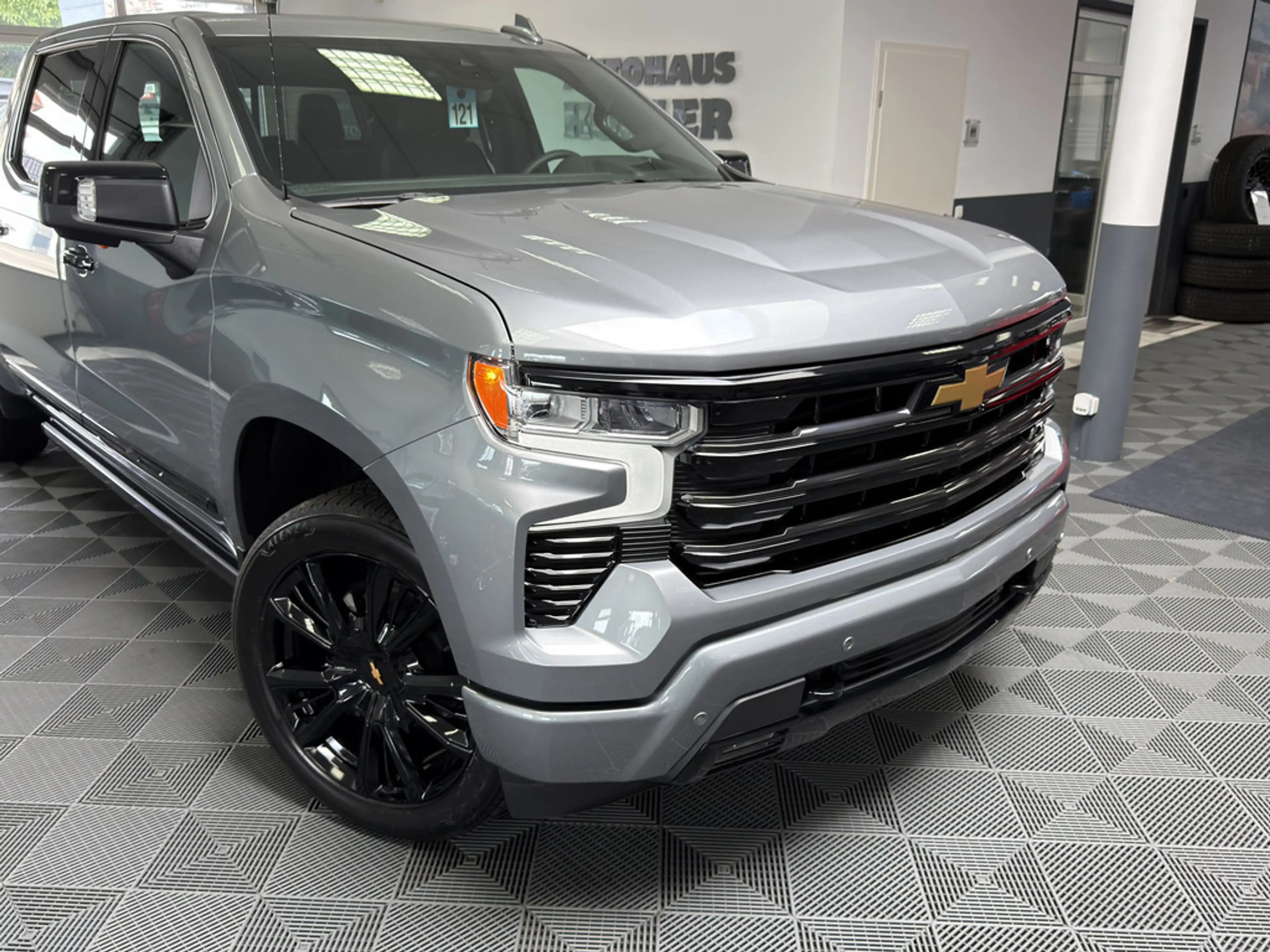 Chevrolet Silverado High Country Midnight Edition BLACK 6.2l V8 — photo 2