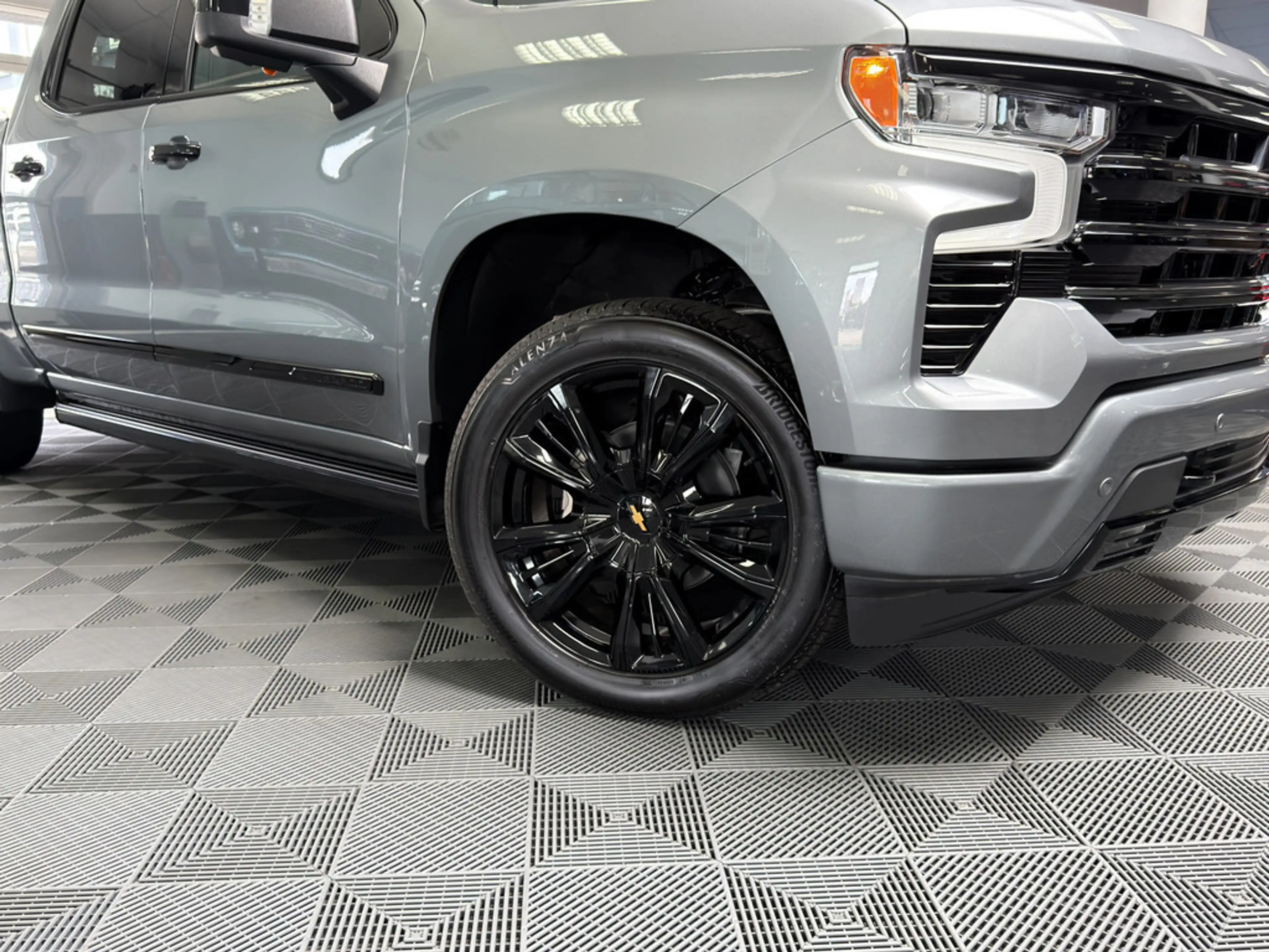 Chevrolet Silverado High Country Midnight Edition BLACK 6.2l V8 — photo 3