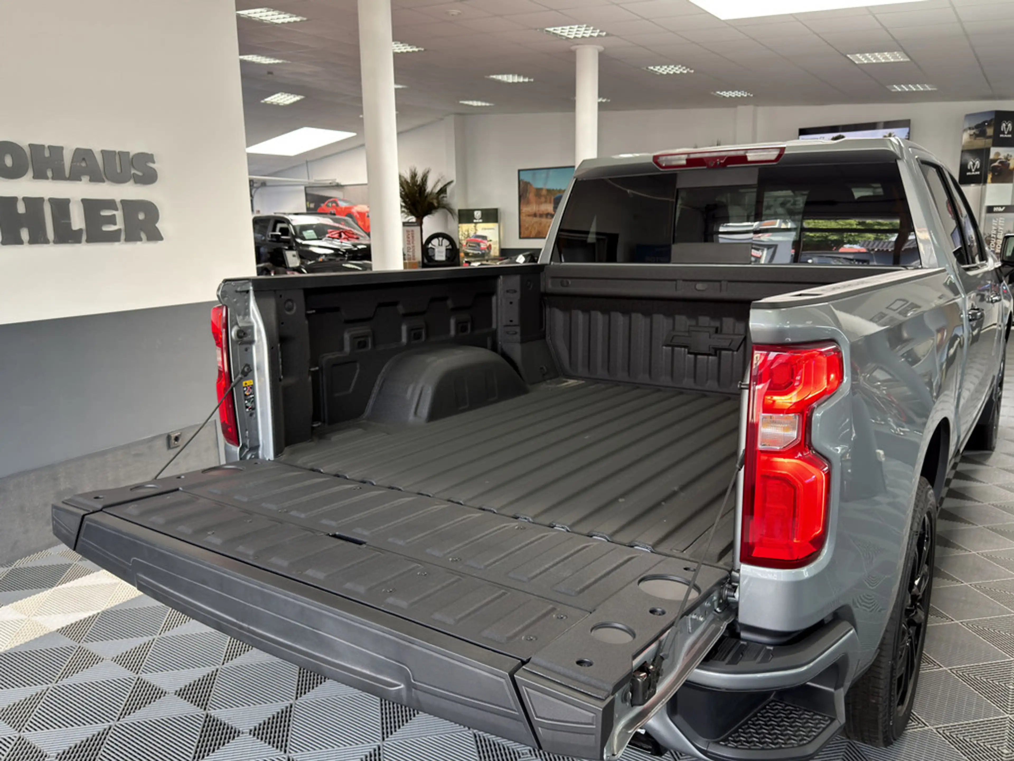 Chevrolet Silverado High Country Midnight Edition BLACK 6.2l V8 — photo 11