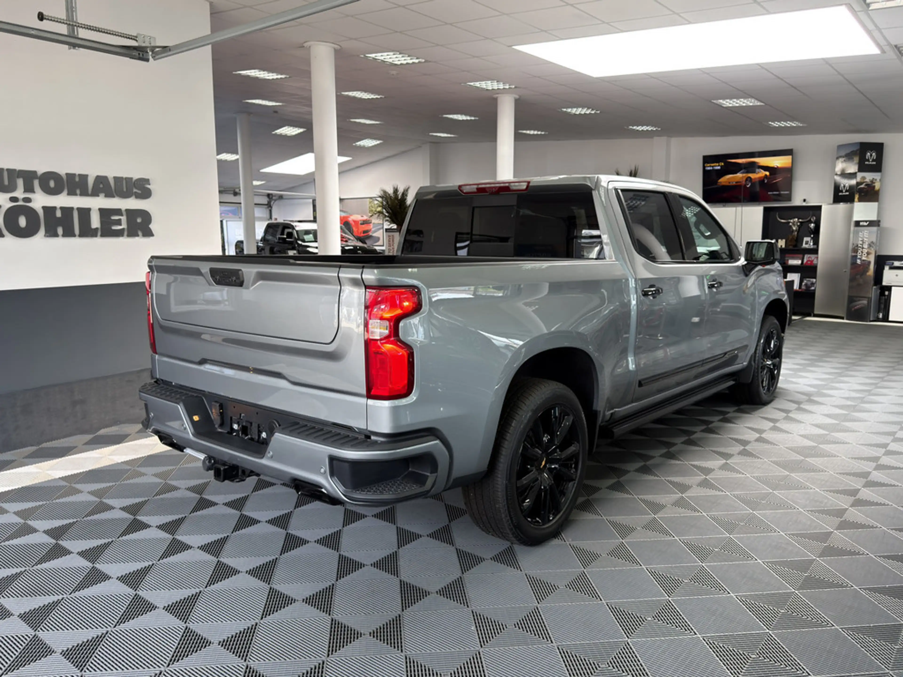 Chevrolet Silverado High Country Midnight Edition BLACK 6.2l V8 — photo 9