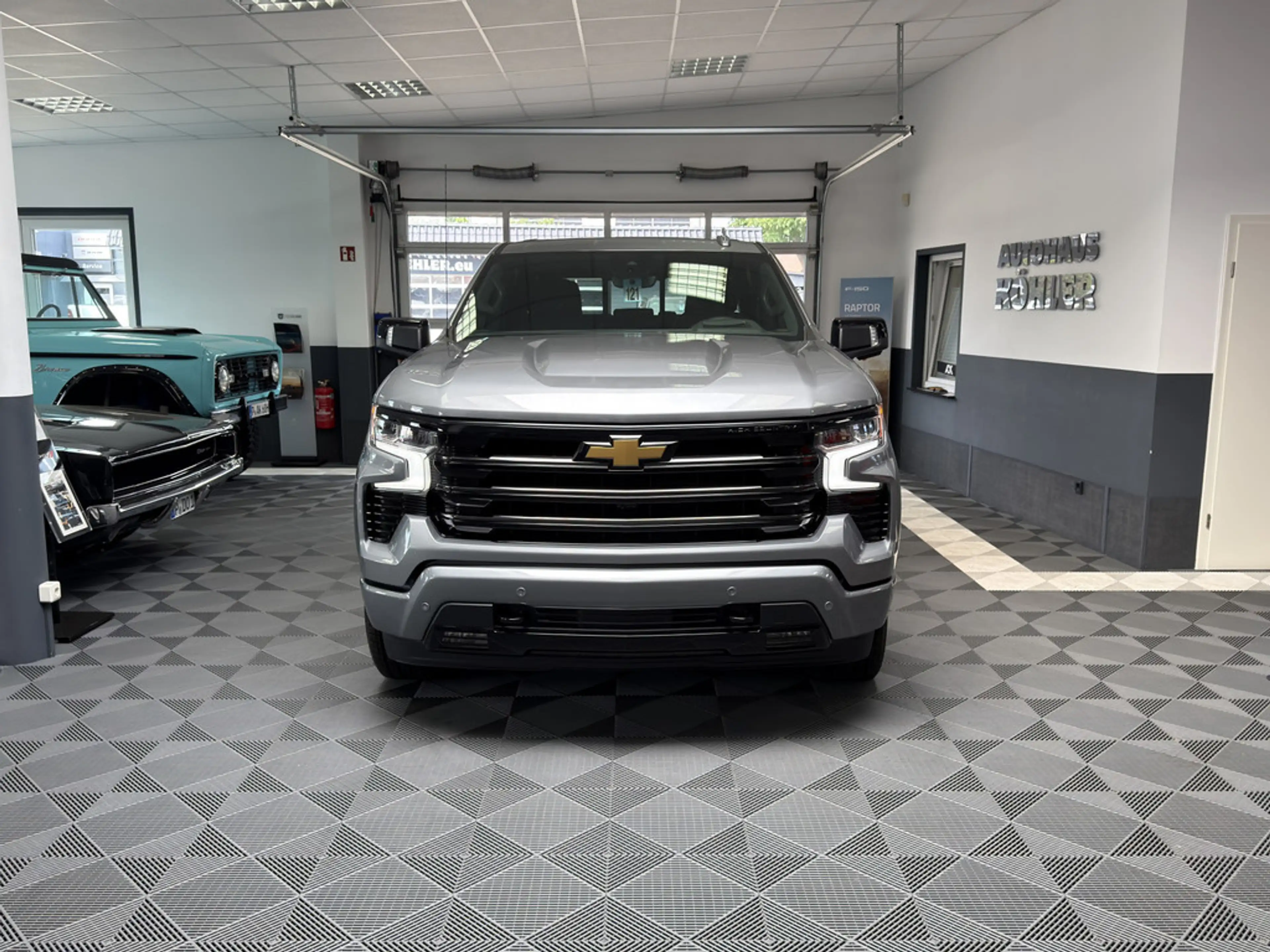 Chevrolet Silverado High Country Midnight Edition BLACK 6.2l V8 — photo 4