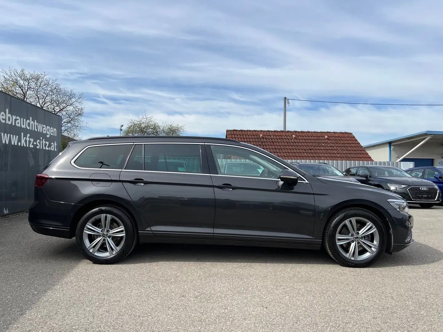 Volkswagen Passat Variant Business 2,0 SCR TDI DSG | NP: €54.000 Grau - 2
