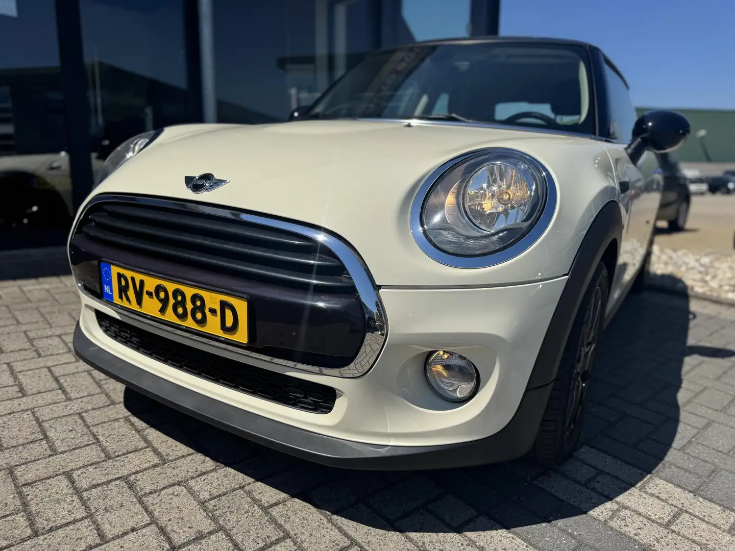 MINI Cooper Mini 1.5 Business 136PK NAVI/CLIMA/MEDIA/S&S/BTA - Wit - 2