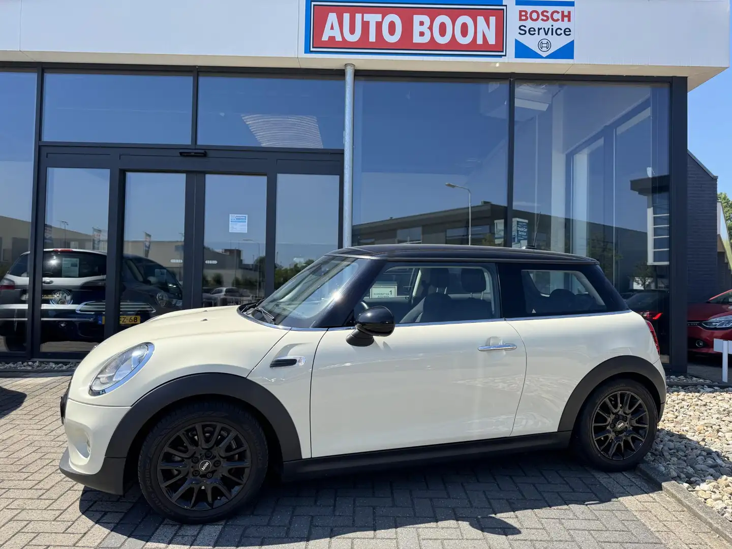 MINI Cooper Mini 1.5 Business 136PK NAVI/CLIMA/MEDIA/S&S/BTA - Wit - 1
