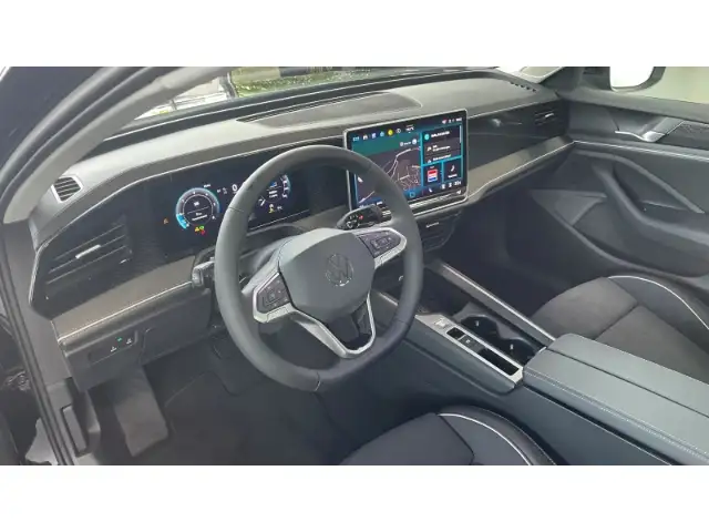 Volkswagen Passat view 10