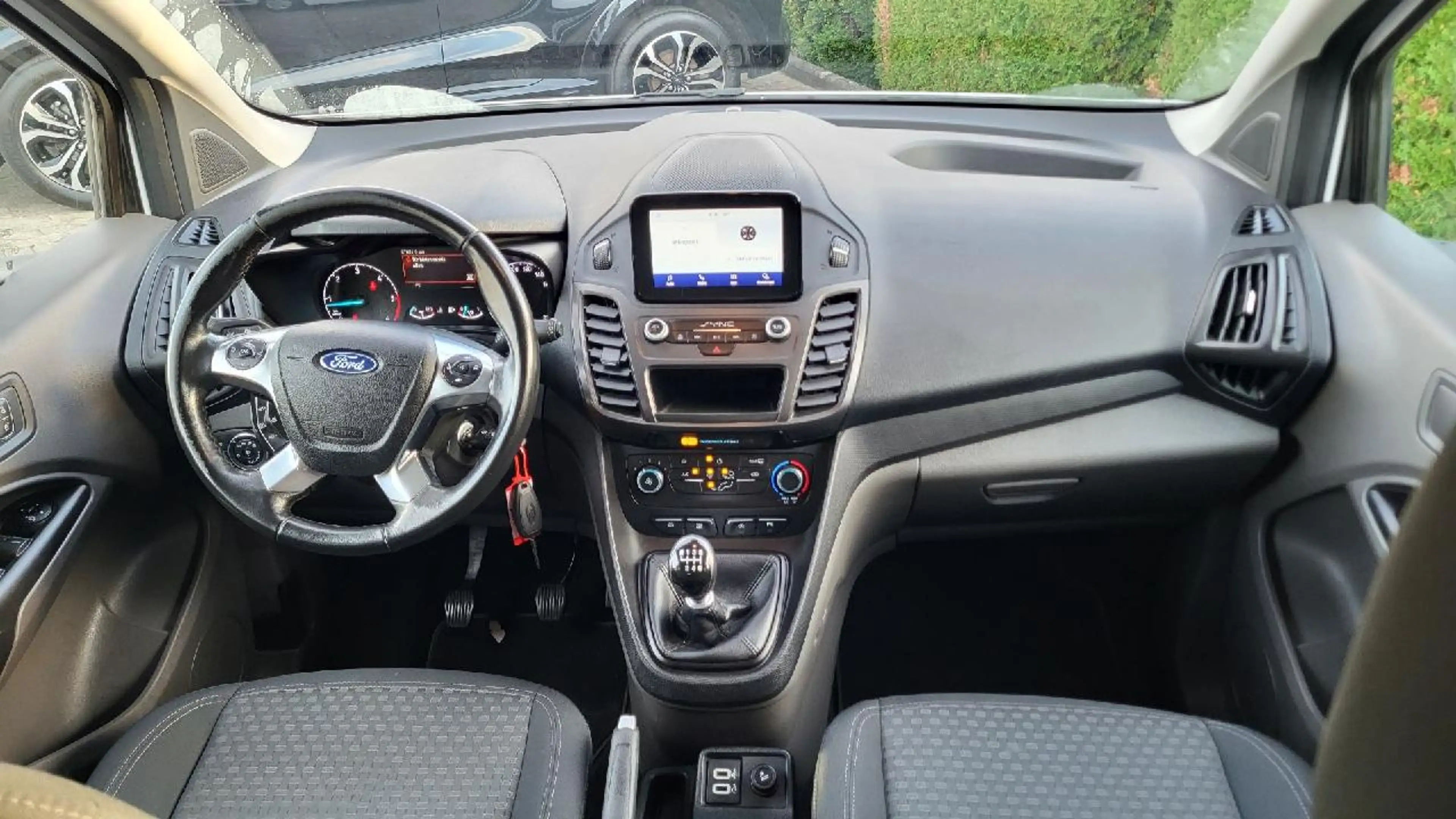 Ford Grand Tourneo Trend — photo 10