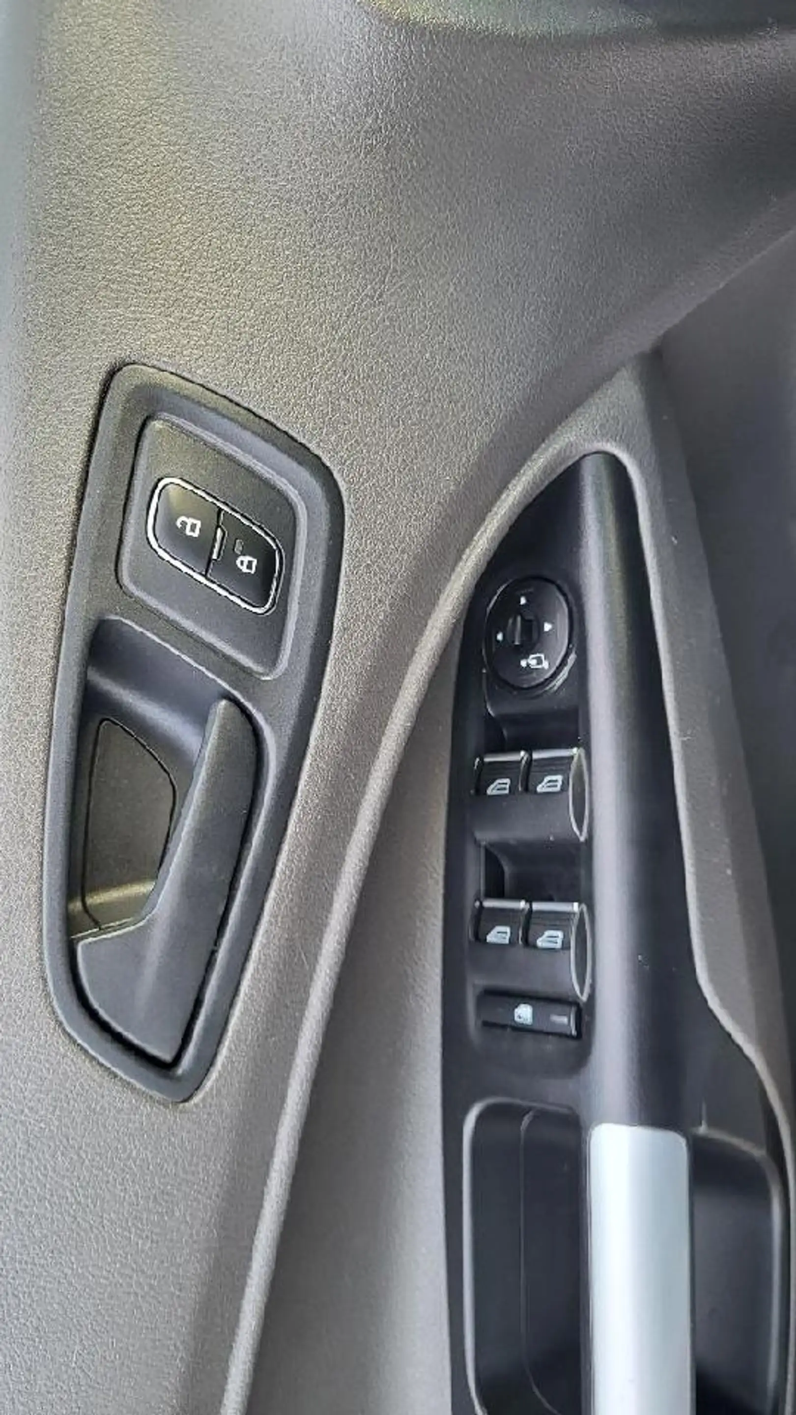 Ford Grand Tourneo Trend — photo 11