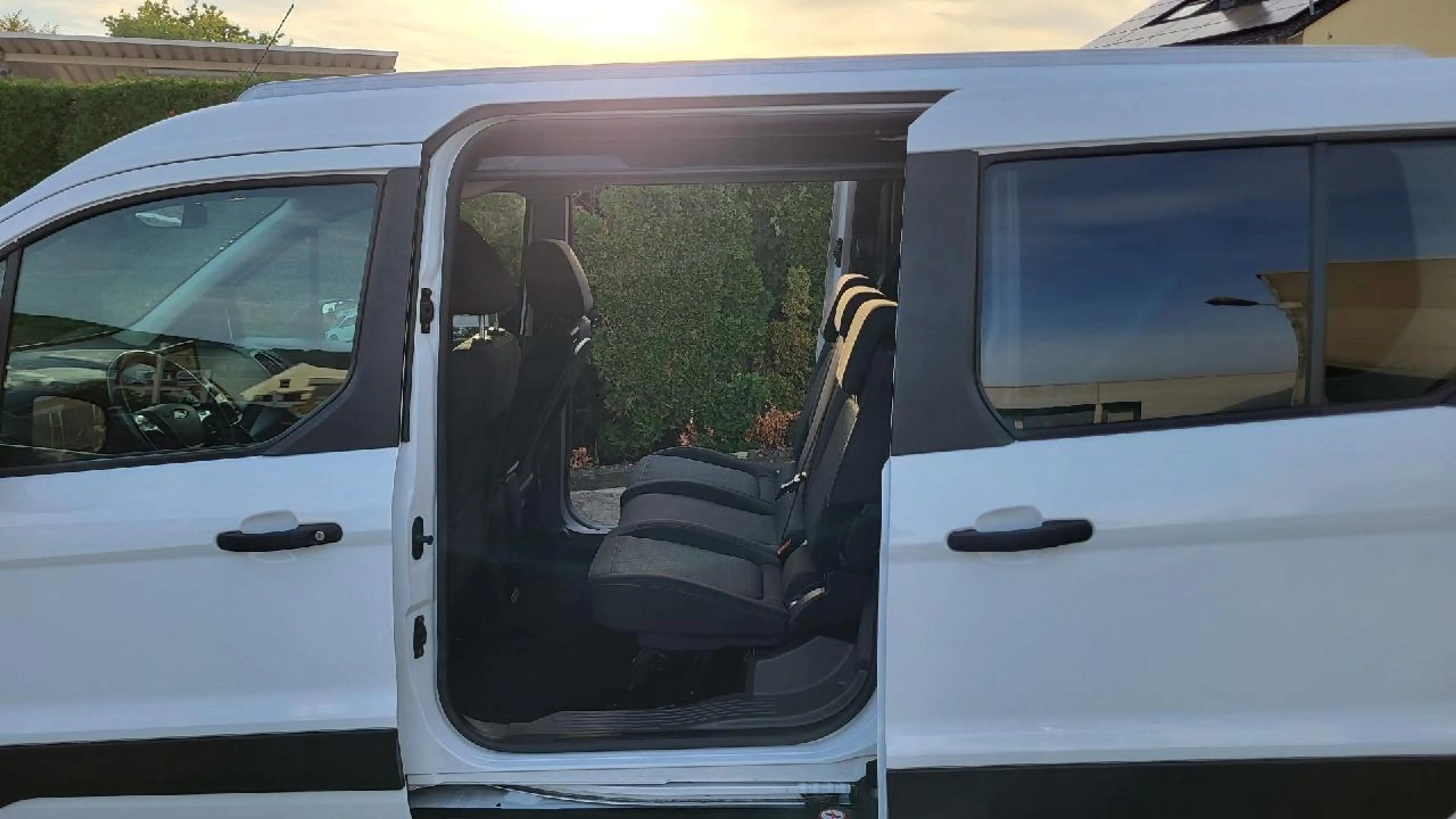 Ford Grand Tourneo Trend — photo 8