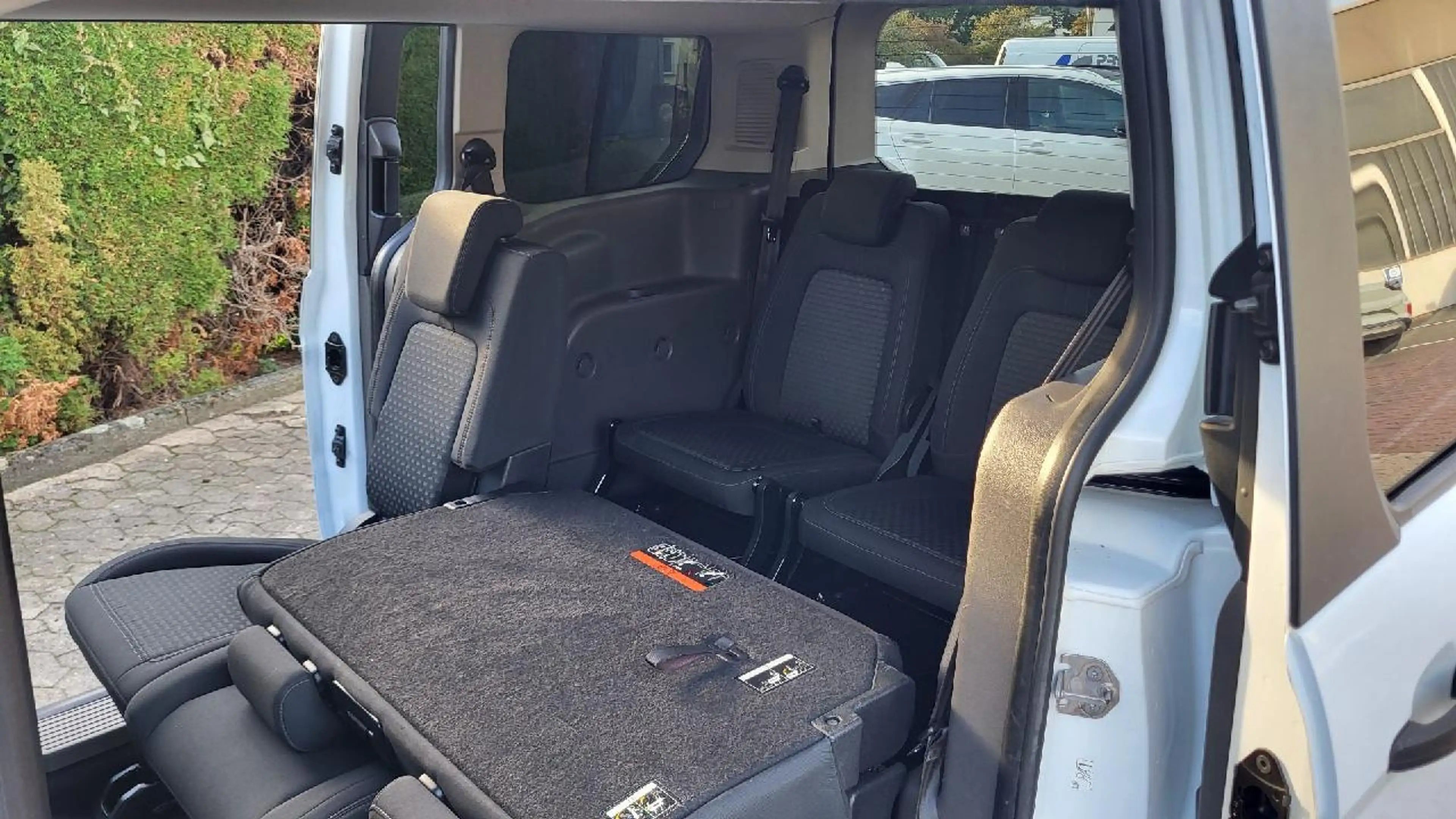 Ford Grand Tourneo Trend — photo 9