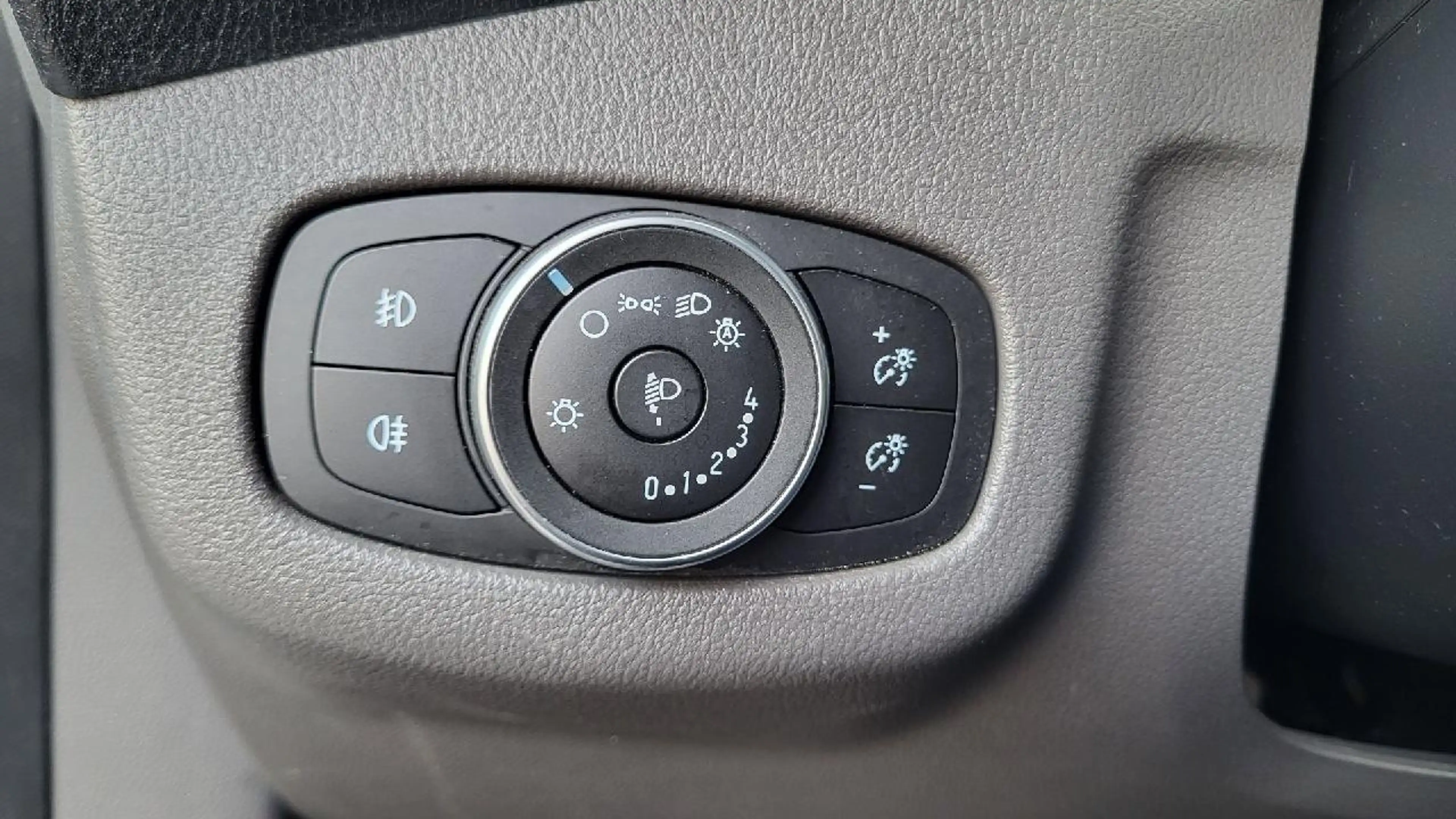 Ford Grand Tourneo Trend — photo 12