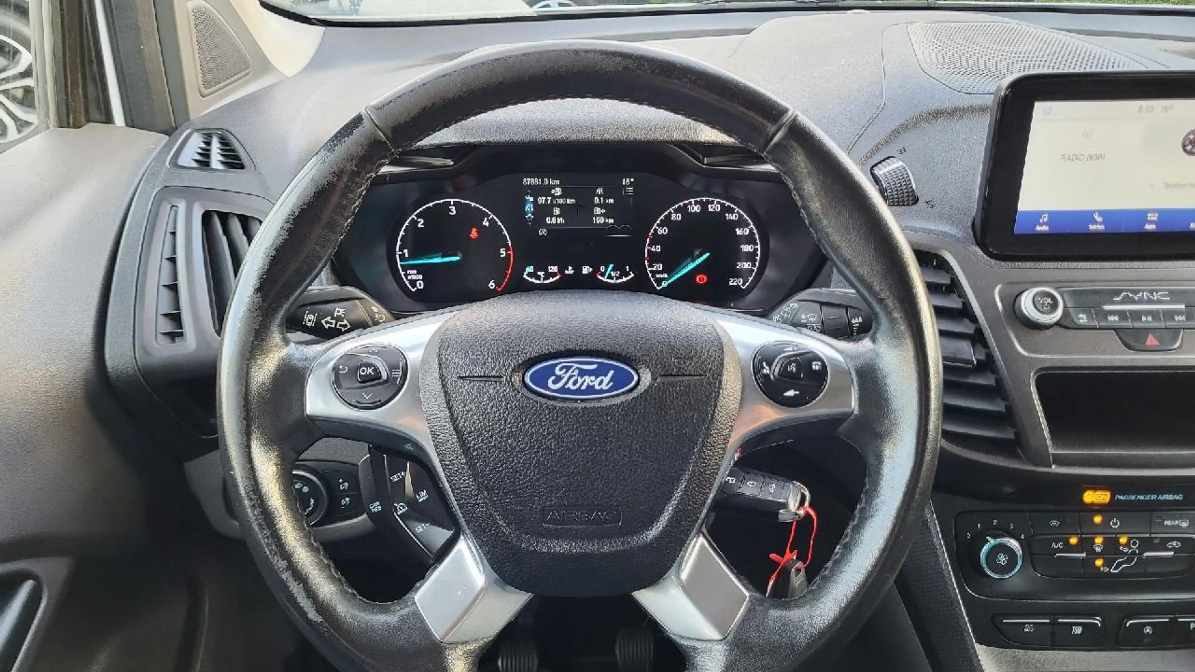 Ford Grand Tourneo Trend — photo 13