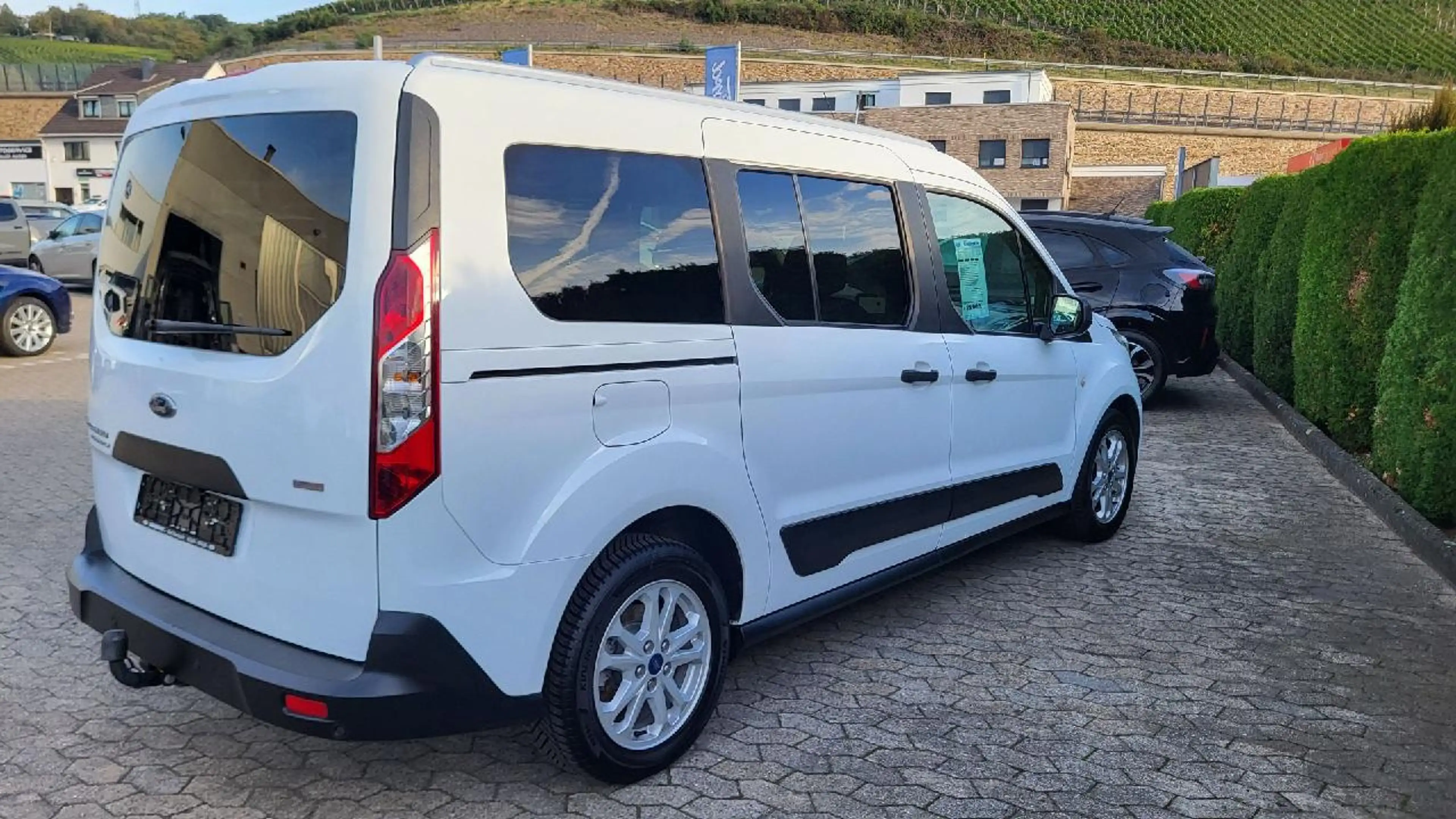 Ford Grand Tourneo Trend — photo 6