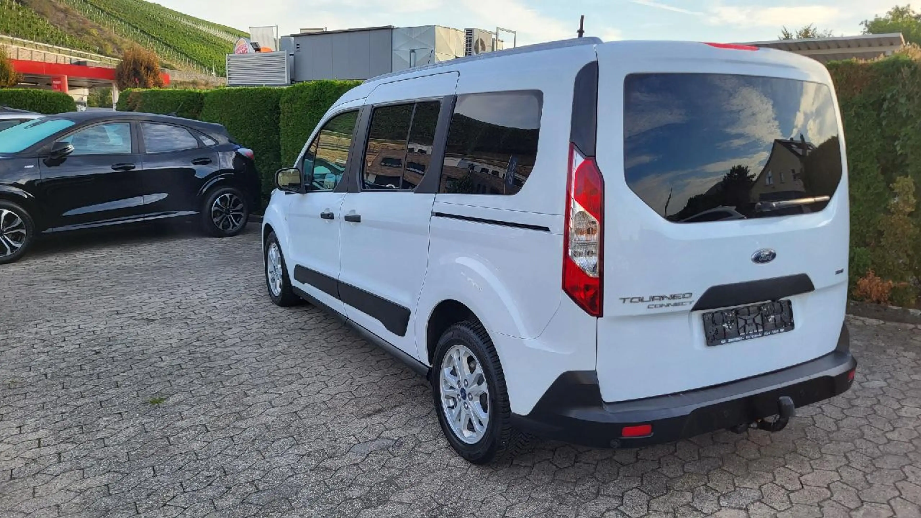 Ford Grand Tourneo Trend — photo 4