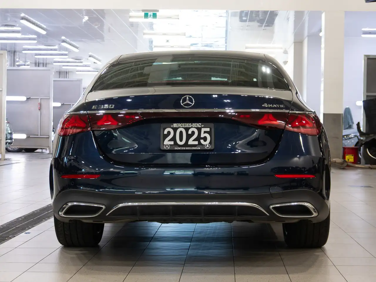 Mercedes-Benz E-Class снимка Mercedes-Benz E-Class