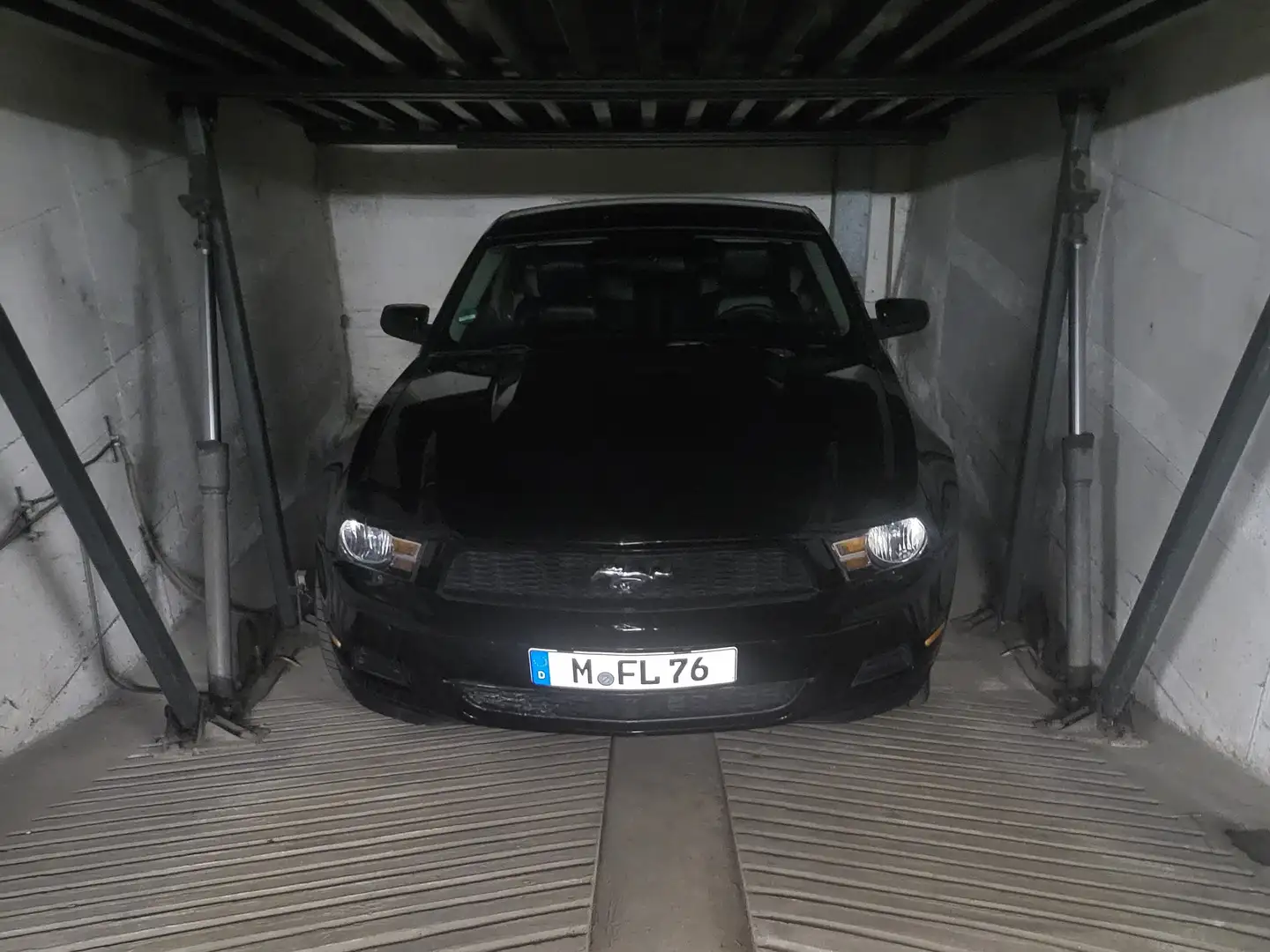 Ford Mustang 2.3 Eco Boost Aut. Schwarz - 2