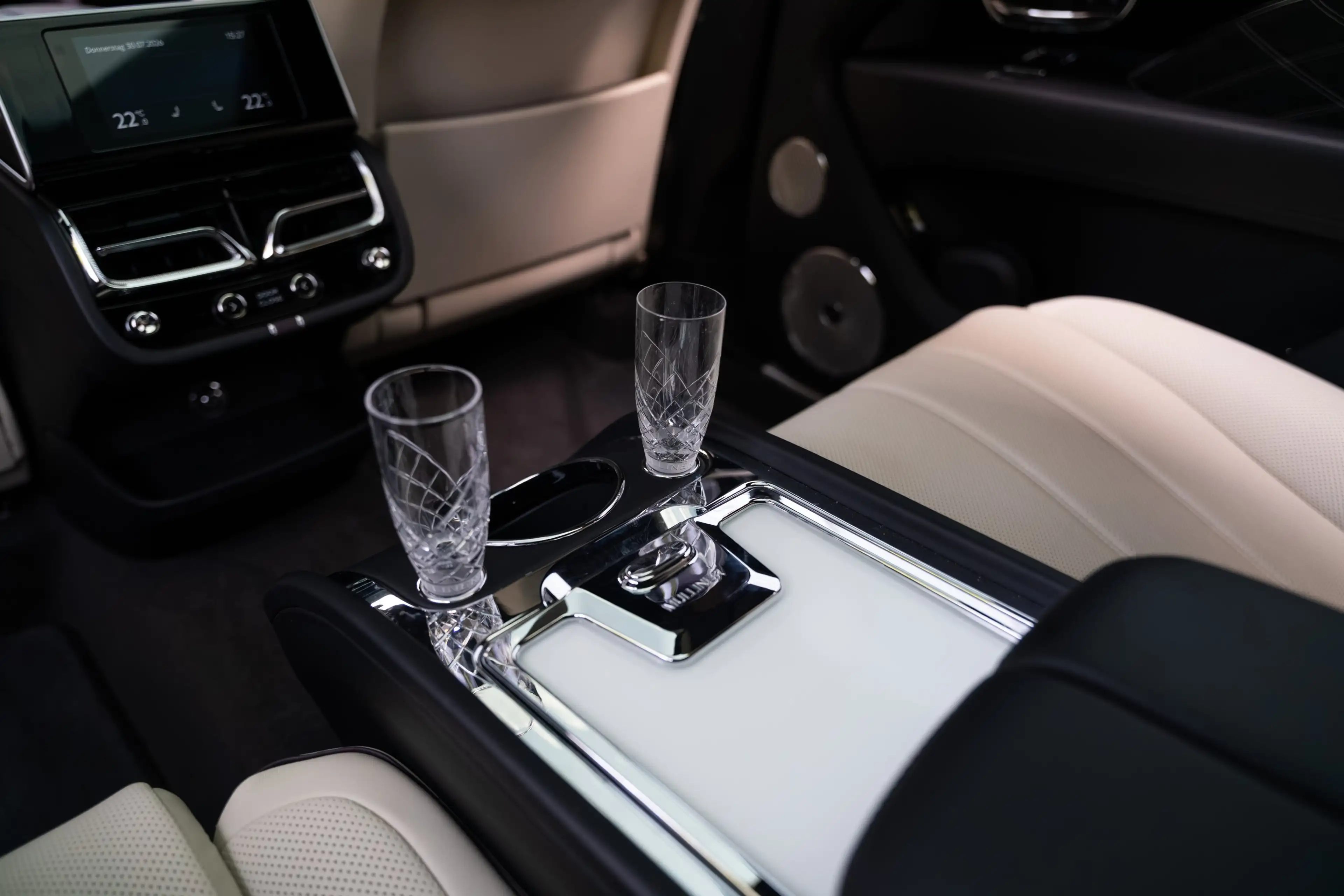 Bentley Bentayga V8 EWB Mulliner Drinks Cooler Tow Bar — photo 3