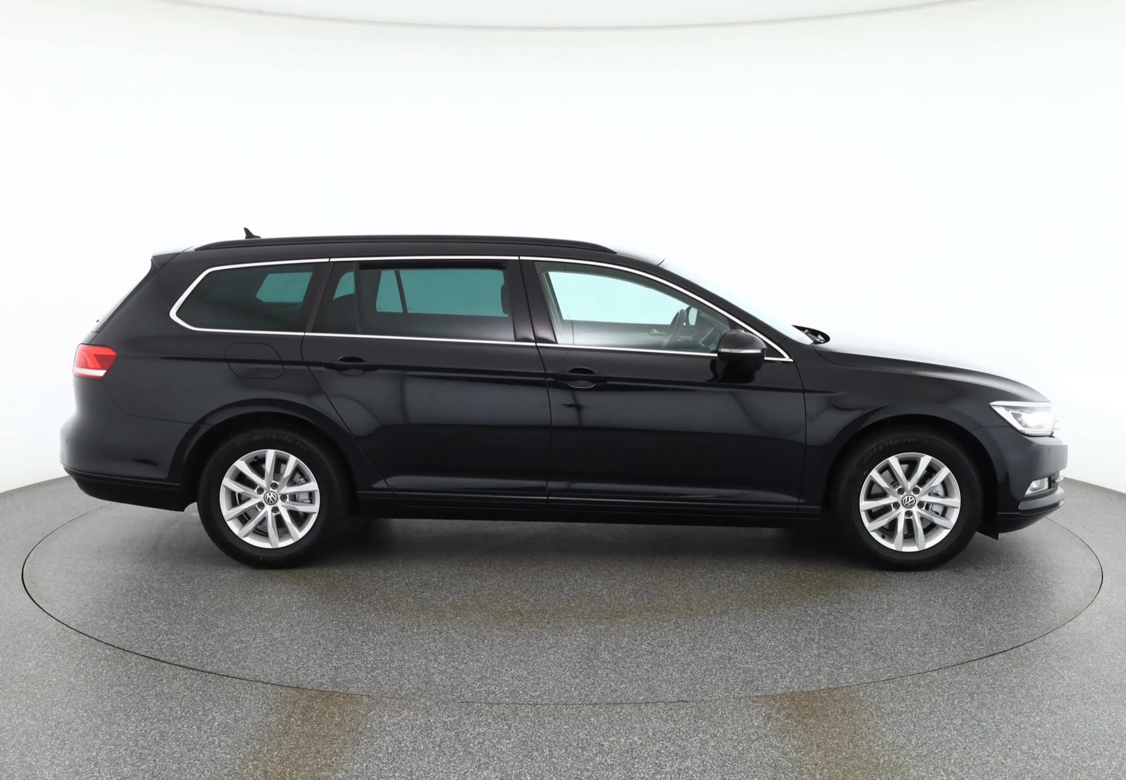 Volkswagen Passat Variant 2.0 TDI DSG LED Virtual Cockpit — photo 6