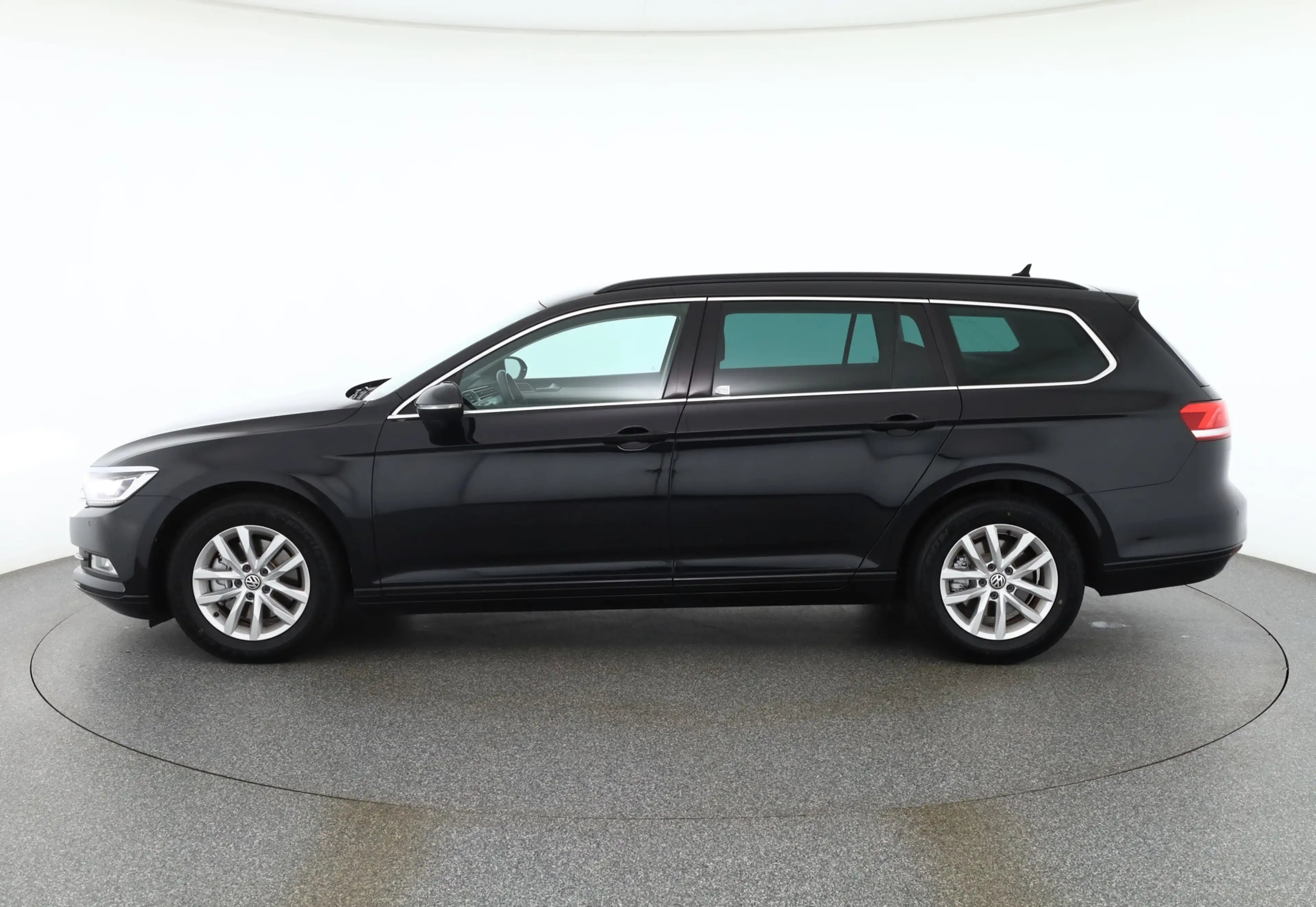 Volkswagen Passat Variant 2.0 TDI DSG LED Virtual Cockpit — photo 2