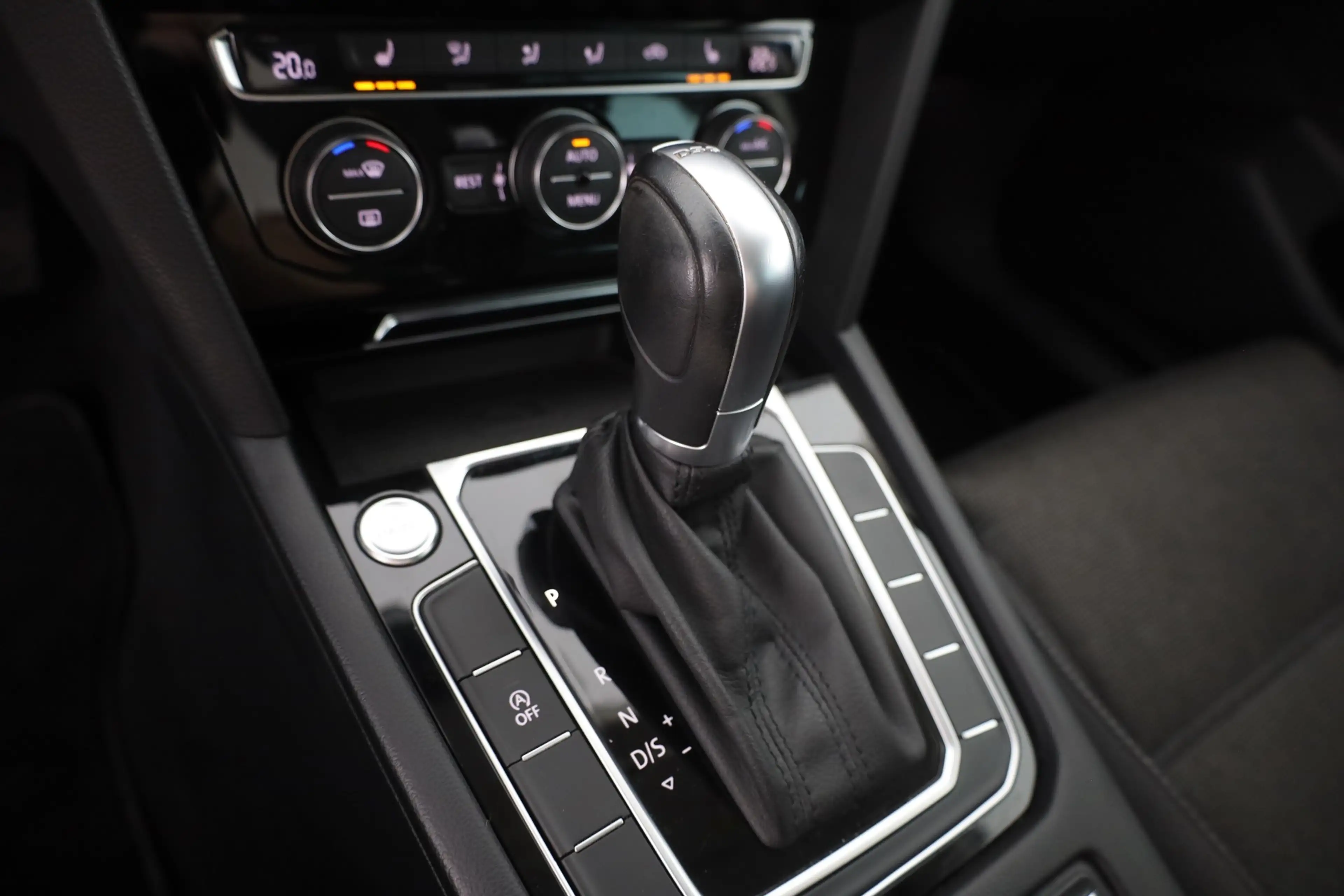 Volkswagen Passat Variant 2.0 TDI DSG LED Virtual Cockpit — photo 13